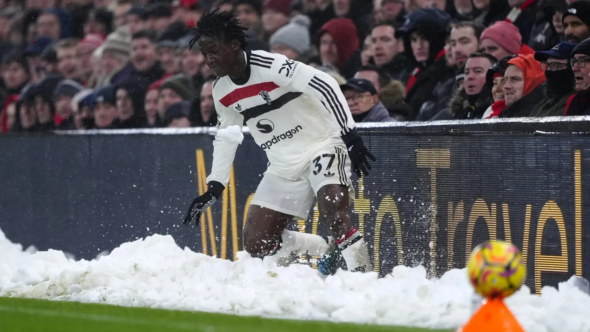 Kobbie Mainoo ha rischiato grosso quando è finito nella neve
