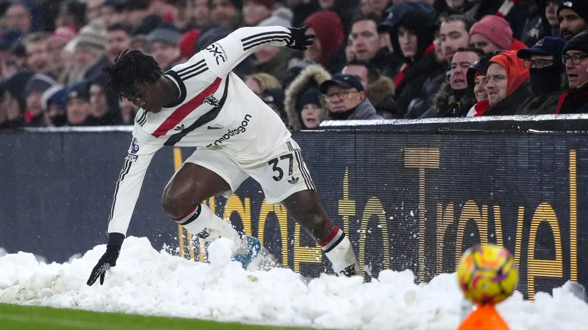 Dopo un contrasto il campione è finito su un cumulo di neve posto a bordo campo
