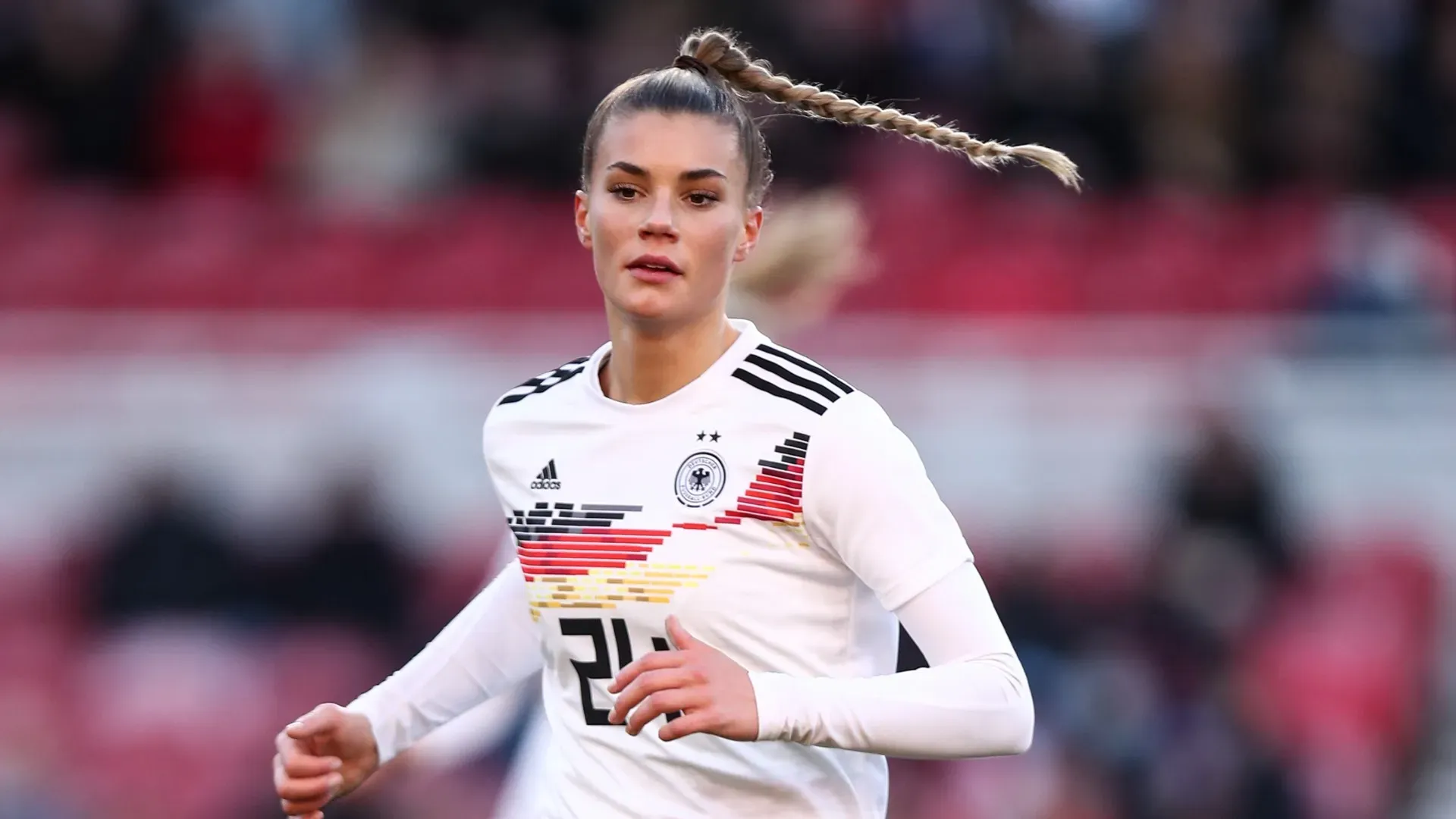 È rimasta al Bayern fino al 2018, poi è passata al Werder Brema
