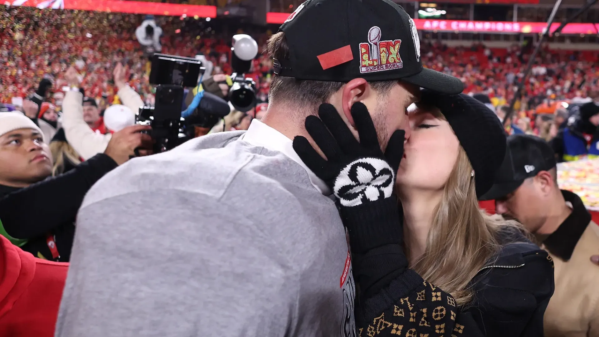 Taylor Swift ha abbracciato e baciato la stella dei Chiefs, e suo fidanzato, Travis Kelce