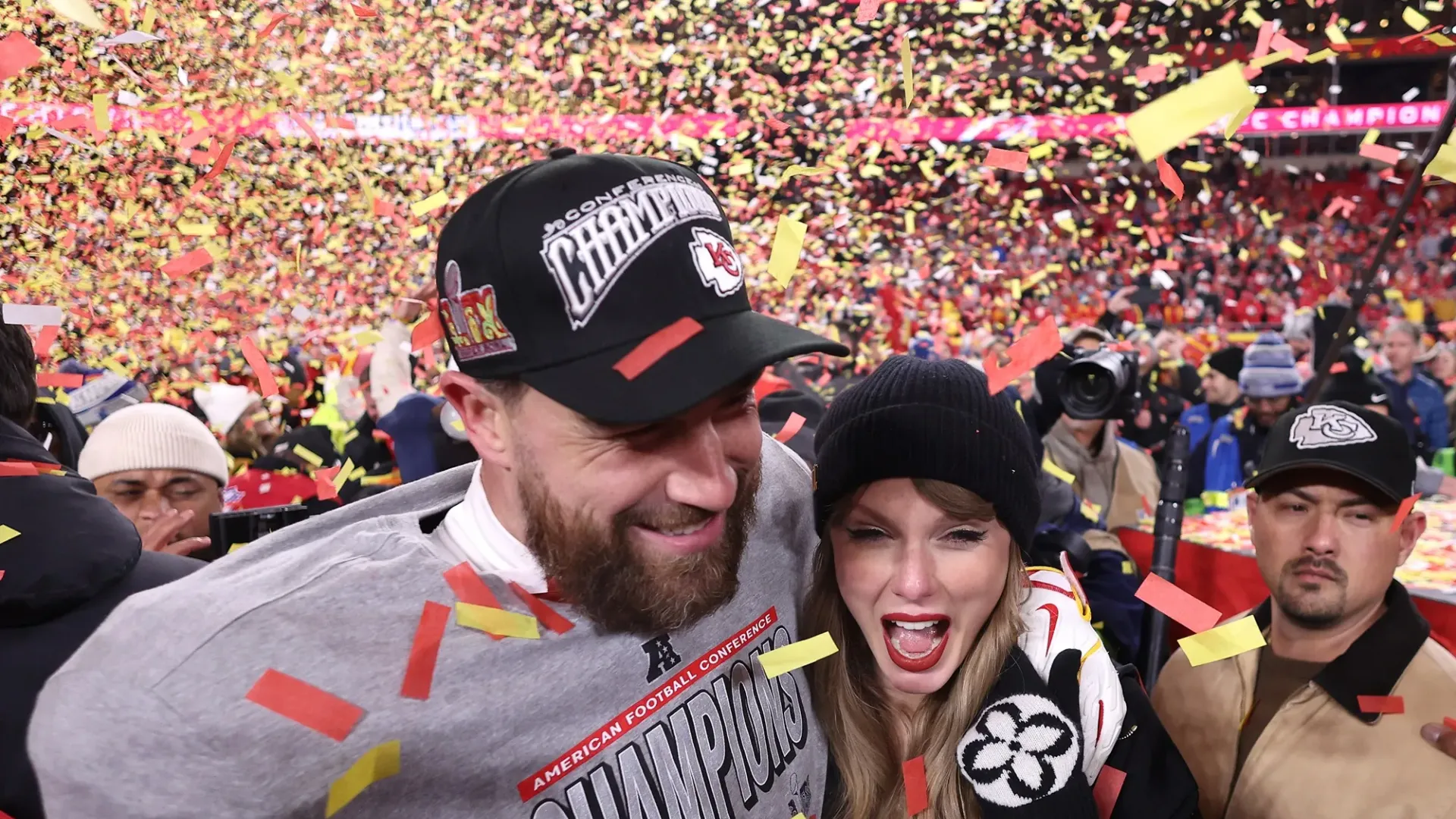 Kelce le avrebbe regalato anche una collana Cartier "Love Pendant" da 3mila dollari