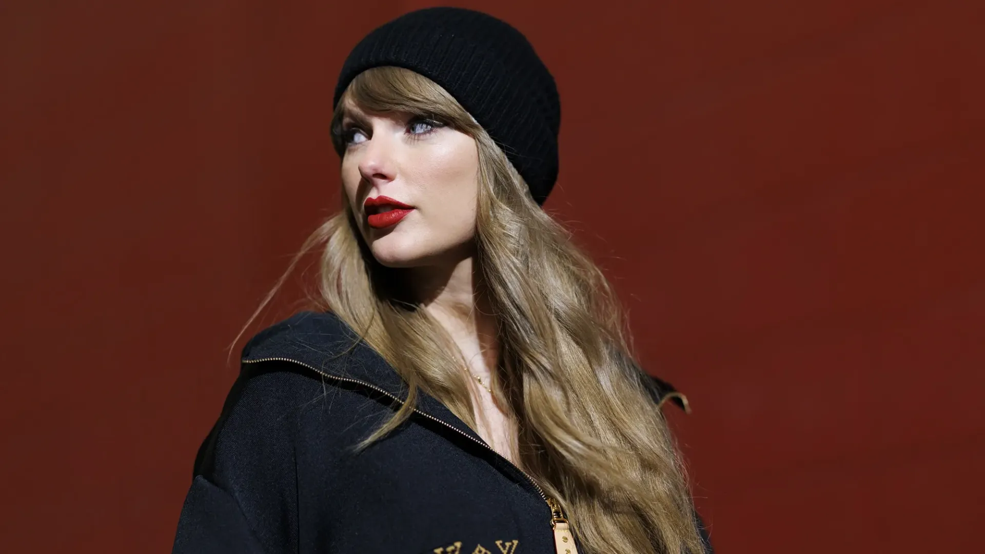 Swift ha optato per un elegante look Louis Vuitton nero e oro per la partita per il titolo AFC