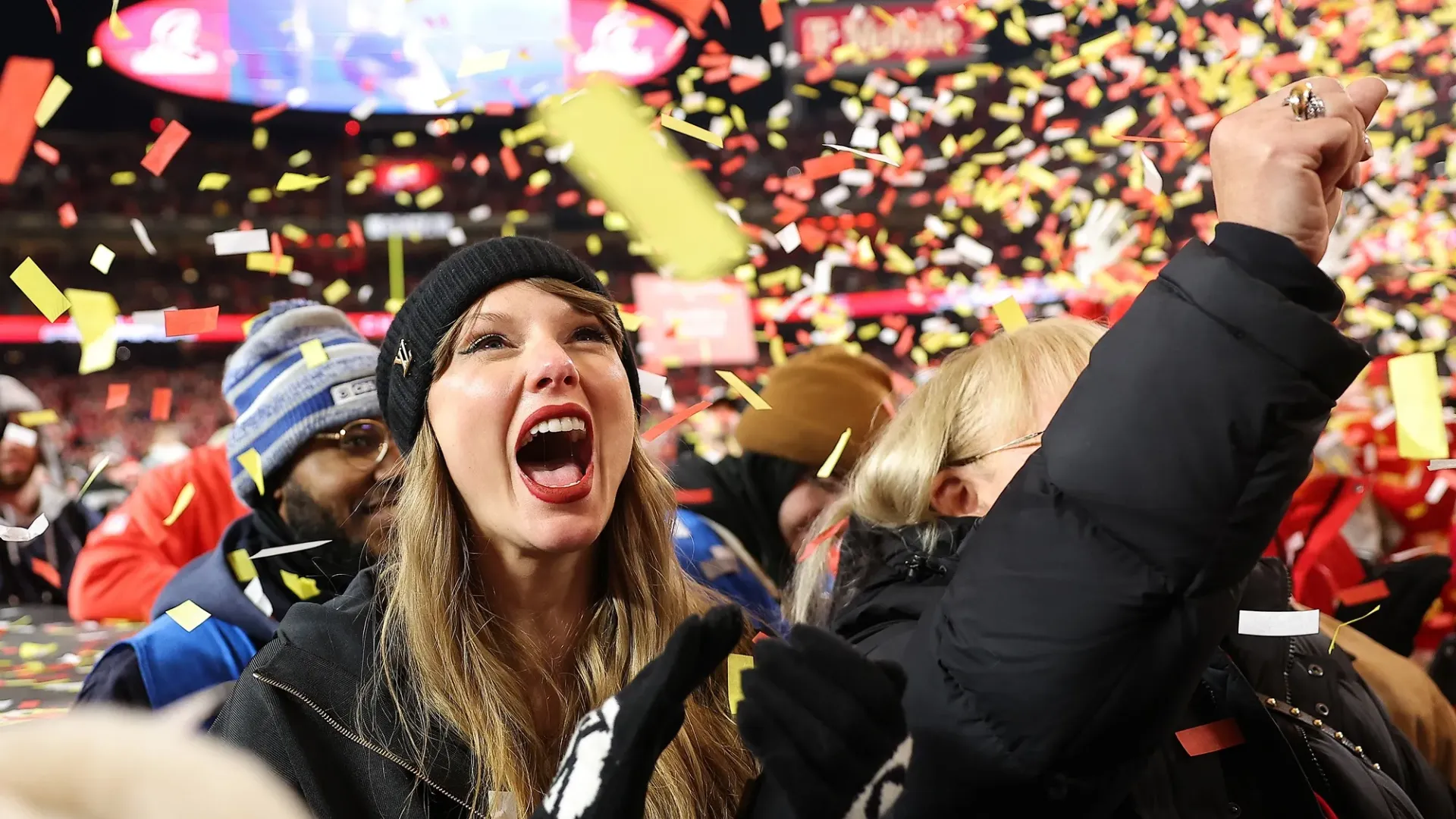 La superstar ha festeggiato felice in campo la vittoria dei Kansas City Chiefs contro i Buffalo Bills