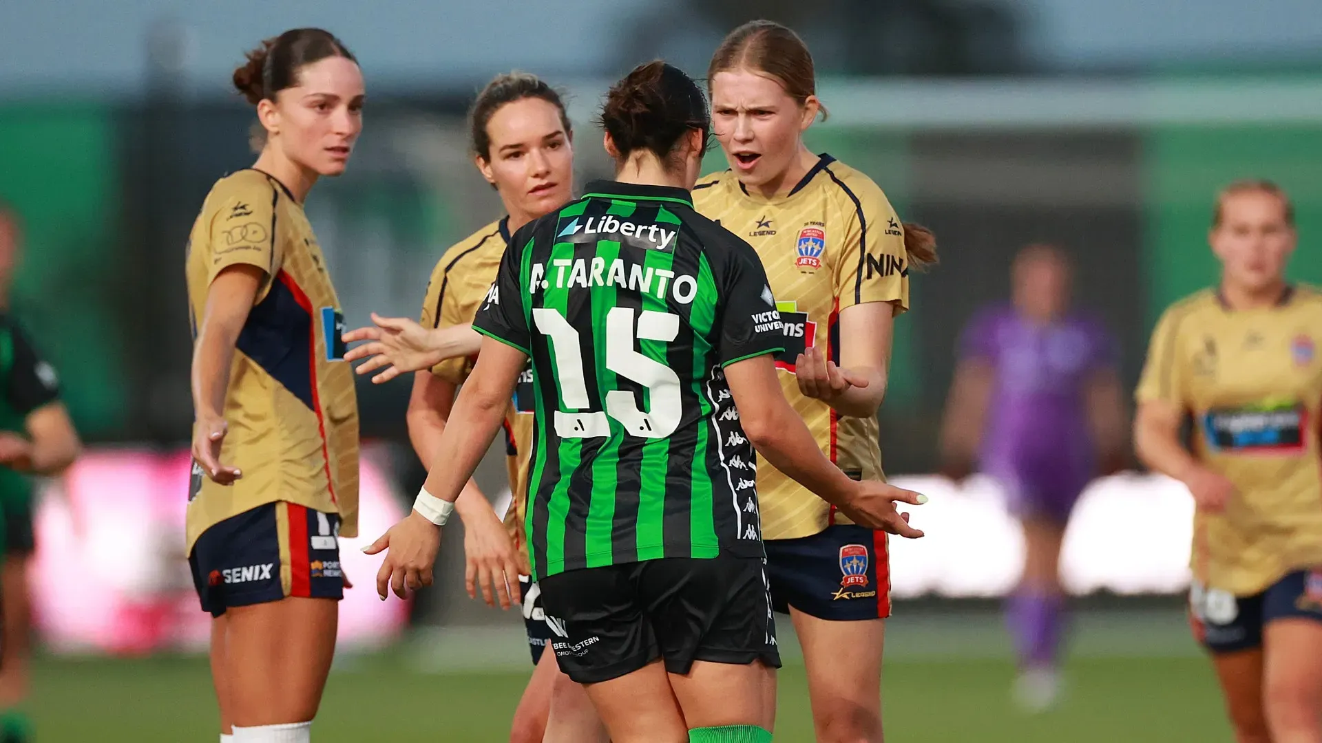 Caos totale. l'arbitro ha faticato a riportare la pace in campo
