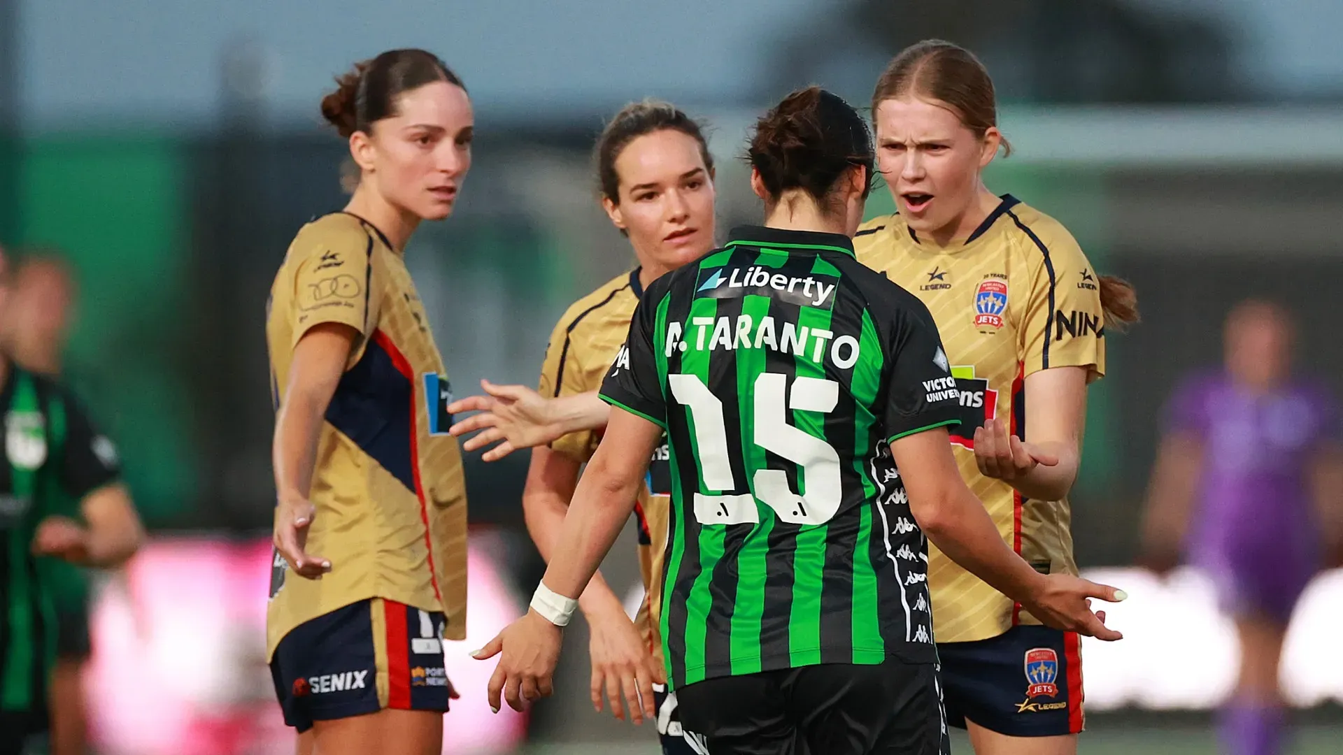 Caos durante la partita tra Western United e Newcastle Jets
