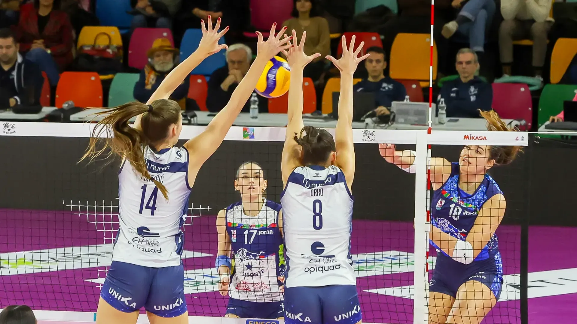 Ottima reazione di Firenze nel secondo parziale: le toscane hanno condotto per tutto il set, terminato 25-22. 