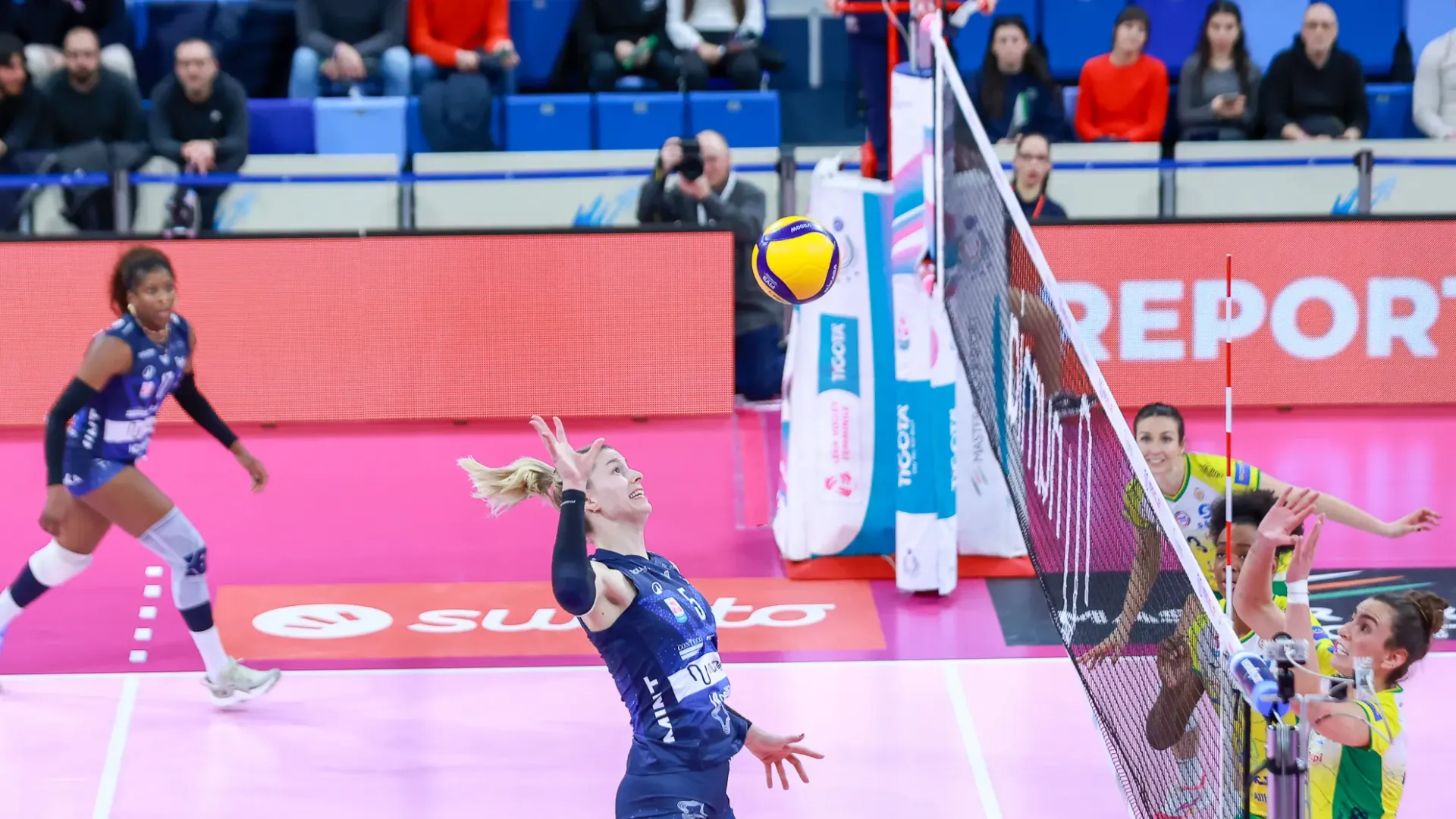 Oltre in Coppa Italia, le due squadre si sono scontrate 29 volte nei campionati italiani, con un bilancio quasi in equilibrio con 15 successi per Scandicci e 14 per Milano. 