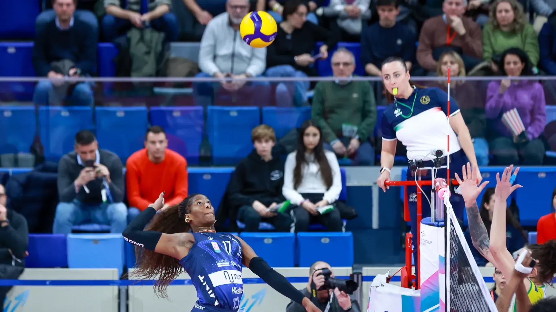 In questa semifinale numerose anche le ex; tra le fila di Scandicci sono Kara Bajema, Brenda Castillo, Beatrice Parrocchiale oltre all’allenatore Marco Gaspari ad aver indossato la maglia di Vero Volley.