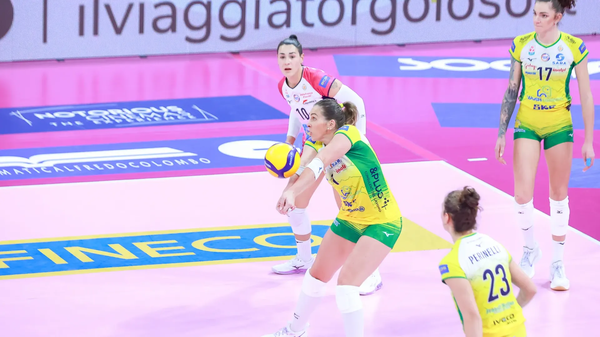 Panchina di Scandicci affidata a Marco Gaspari, succeduto lo scorso ottobre al francese Antiga. Grande ritorno in toscana per la dominicana Brenda Castillo, che completa il reparto dei liberi con un’altra vecchia conoscenza Vero Volley, Beatrice Parrocchiale, e Manuela Ribechi. 