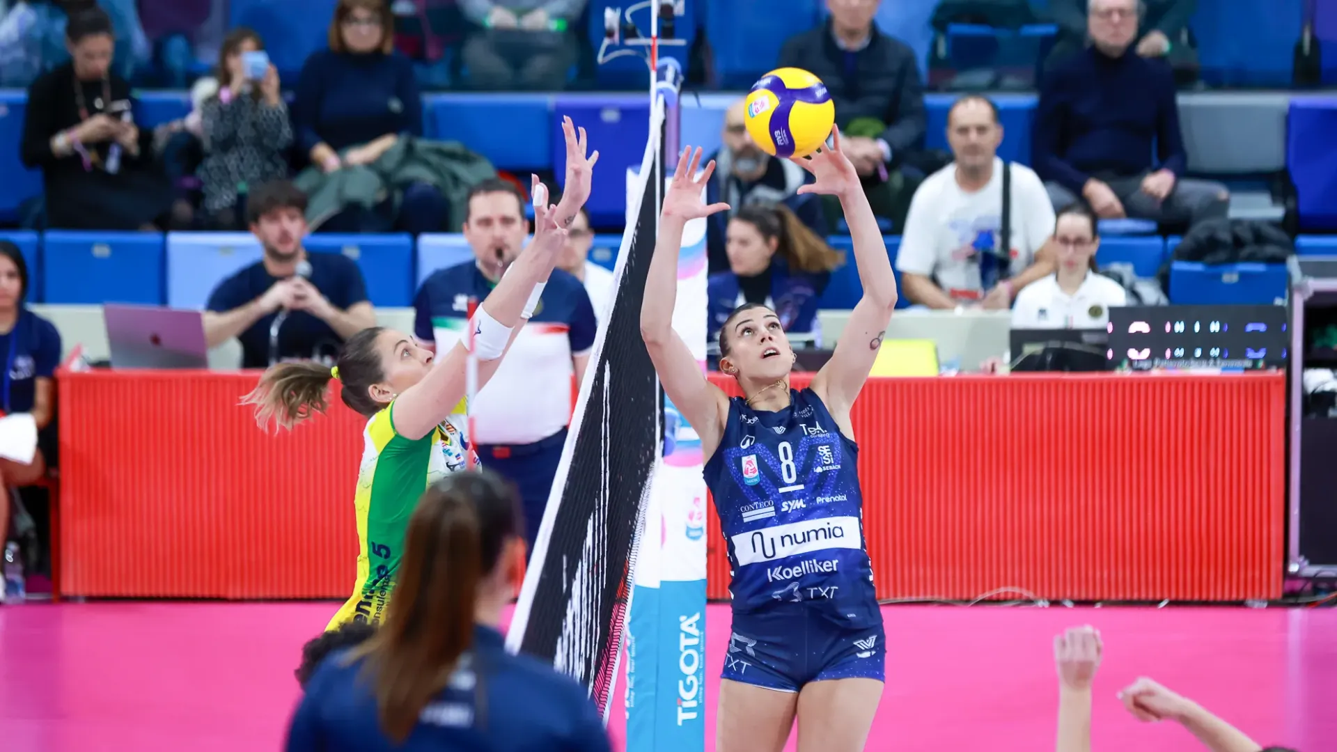 Donna dei record della competizione è Paola Egonu: nella sua carriera ha vinto ben 5 volte la Coppa Italia ed è stata nominata 3 volte MVP; l’opposto italiano detiene anche il record di ace totali segnati in Coppa Italia (46) e il maggior numero di punti segnati in una sola partita (42).