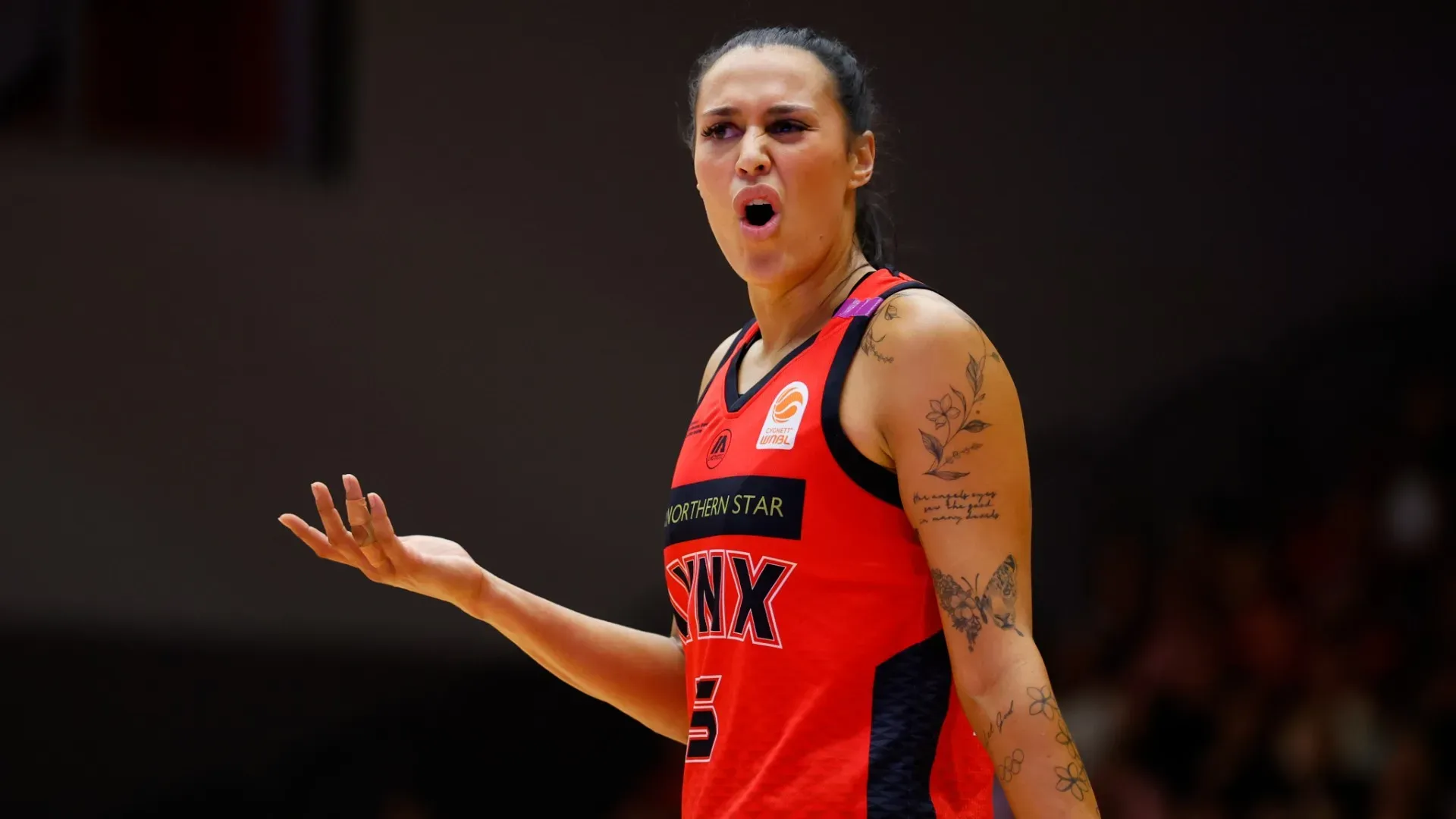 È una cestista australiana che gioca per i Perth Lynx nella Women's National Basketball League
