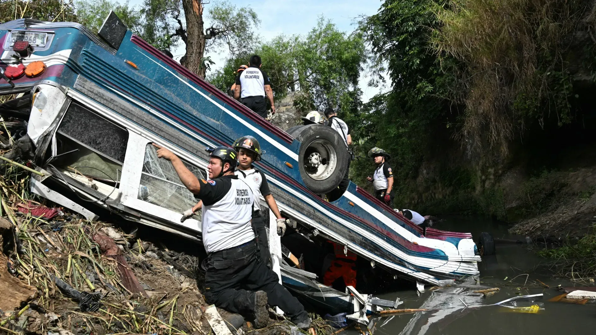 Un bus ha sfondato il guard rail di un ponte ed è precipitato in un burrone
