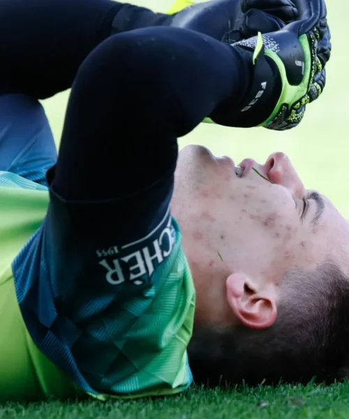Cede il ginocchio, il portiere esce in lacrime: le foto