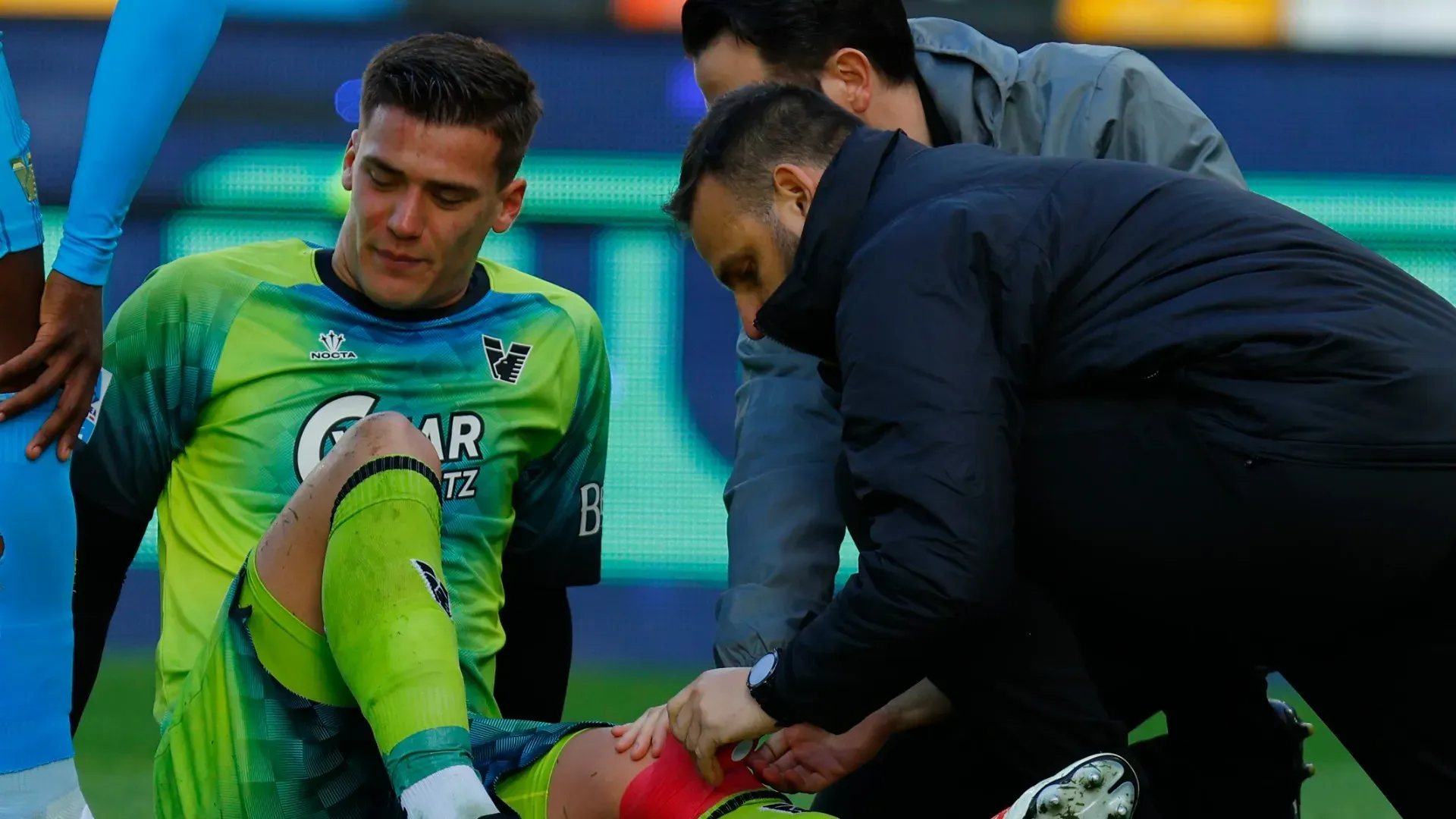 L'arbitro ha chiamato lo staff medico per soccorrere il ragazzo

