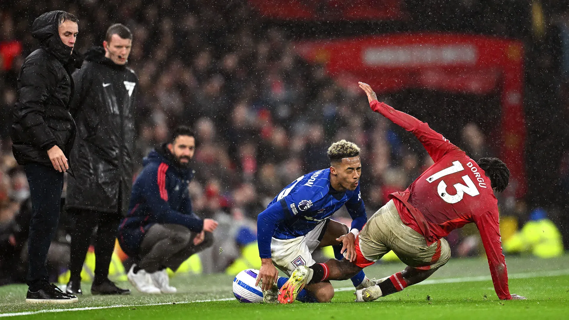 Serata horror per Patrick Dorgu del Manchester United
