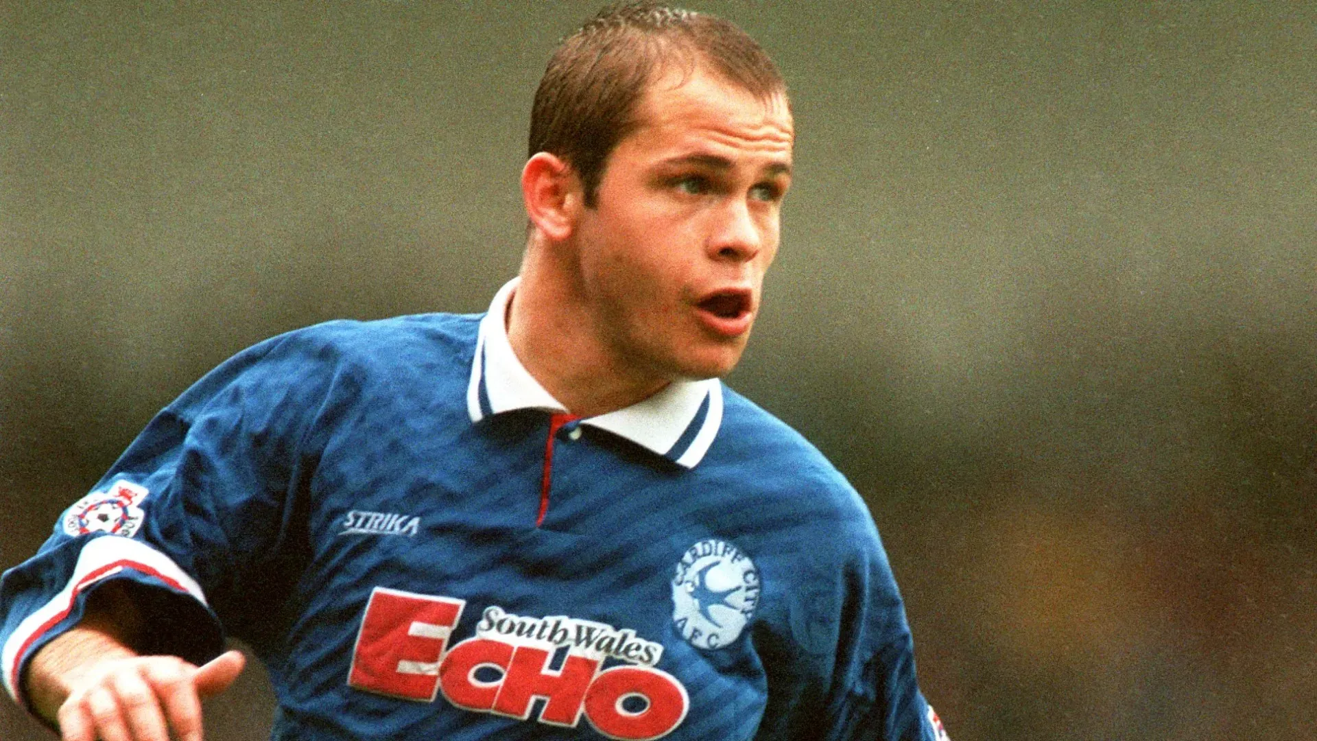 Da calciatore ha sempre giocato in Inghilterra ad esclusione dei due anni a Cardiff
