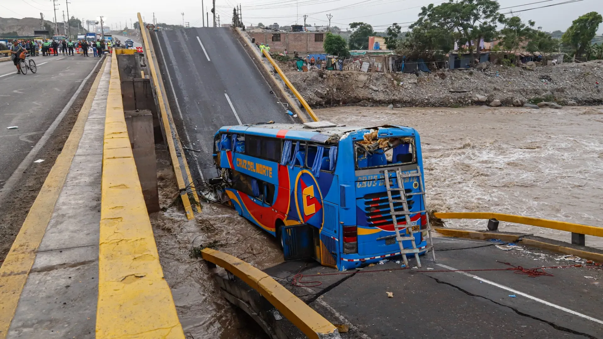 A bordo del bus che è finito nel fiume c'erano 57 passeggeri
