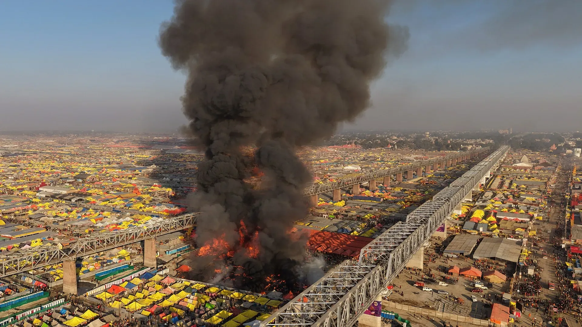 Non è ancora chiaro se qualche persona sia rimasta ferita nell'incendio
