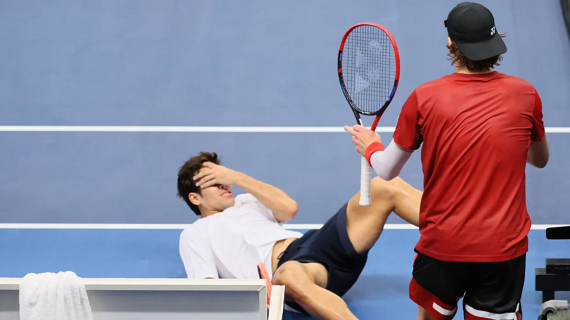 Scontro tra due tennisti: scoppia il caos!