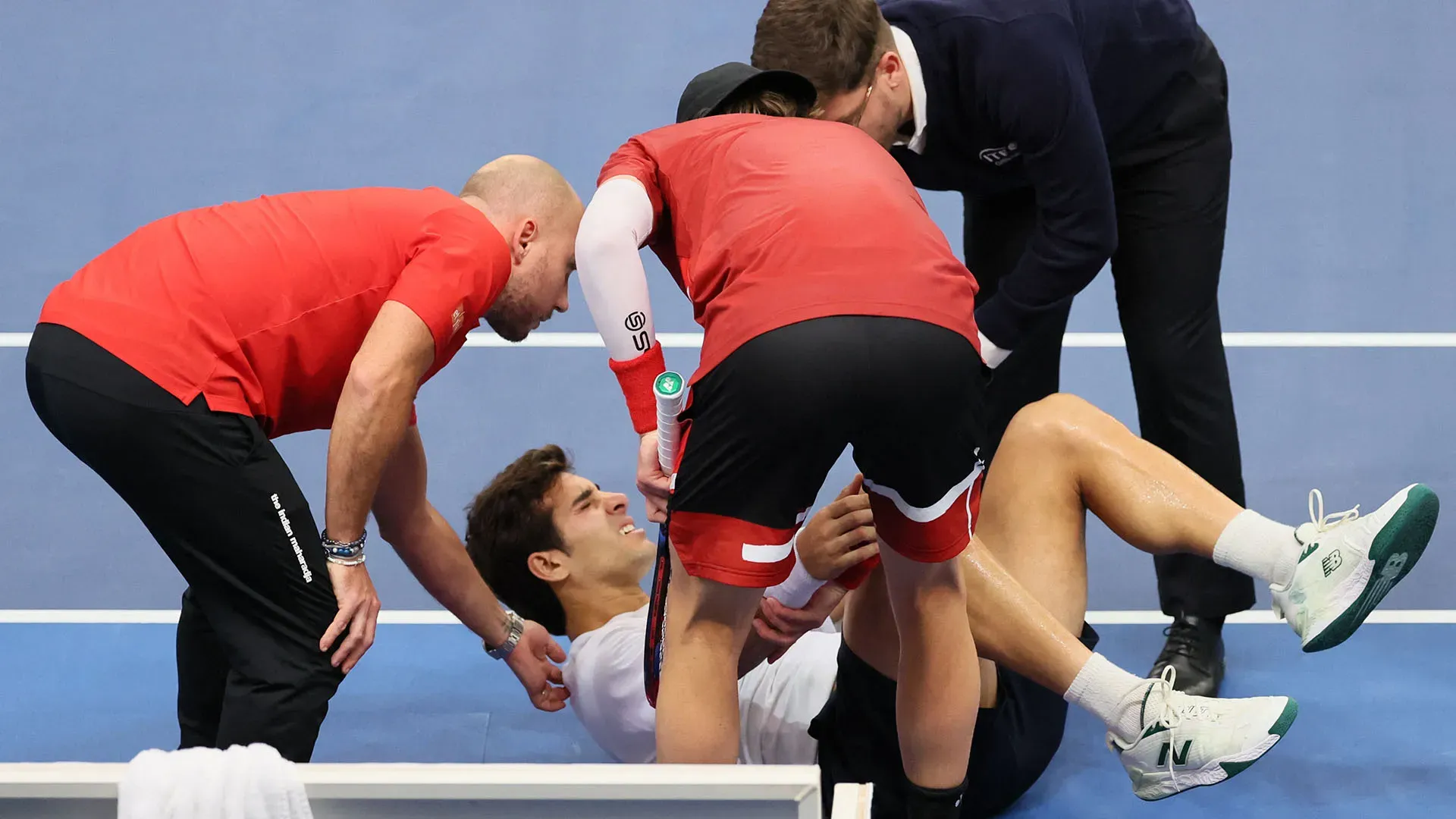 Il belga Zizou Bergs dopo un break nel terzo set esulta e travolge il cileno Cristian Garin