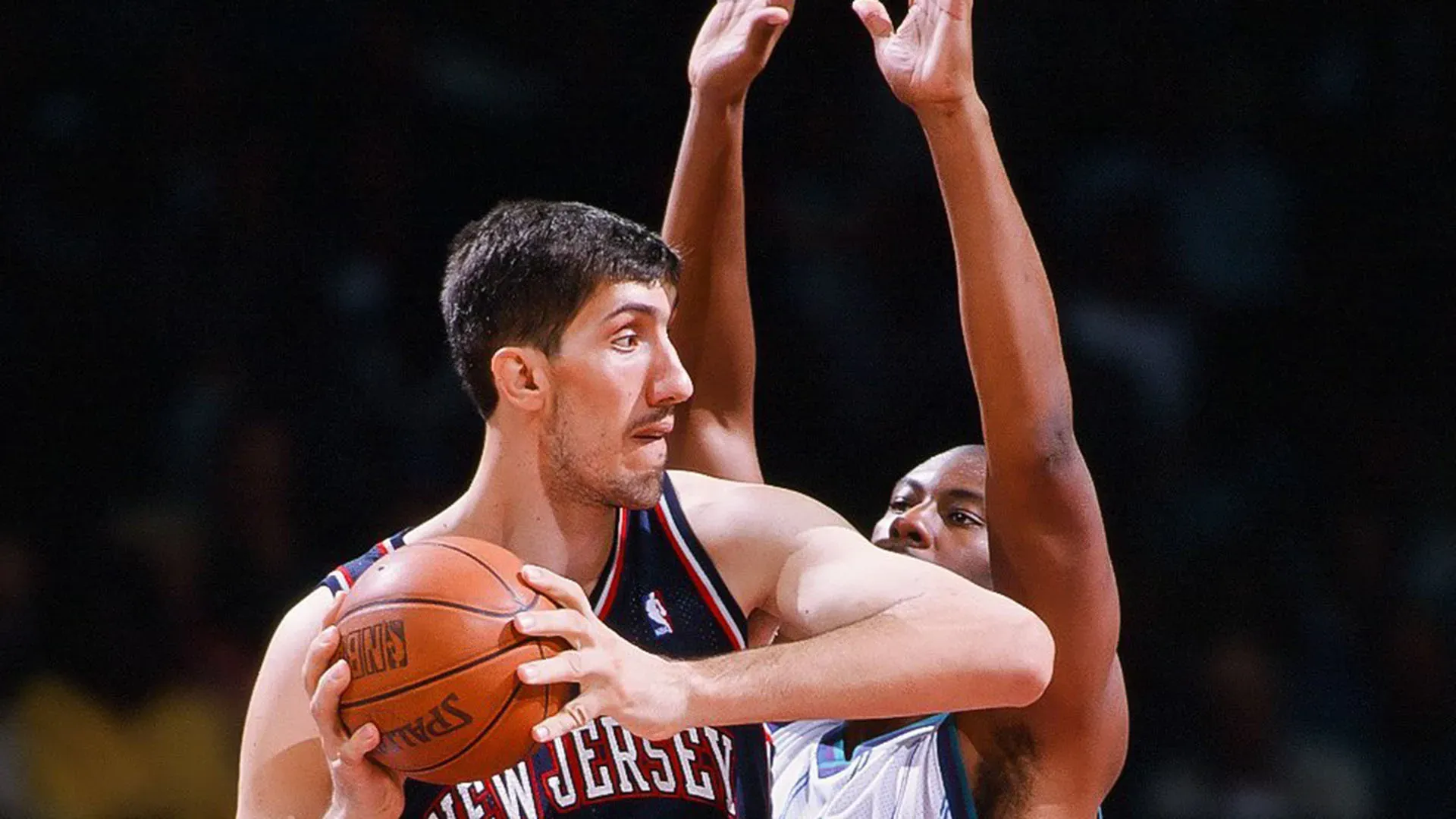 Con i suoi 2,31 m di altezza detiene il record di giocatore più alto nella storia dell'NBA
