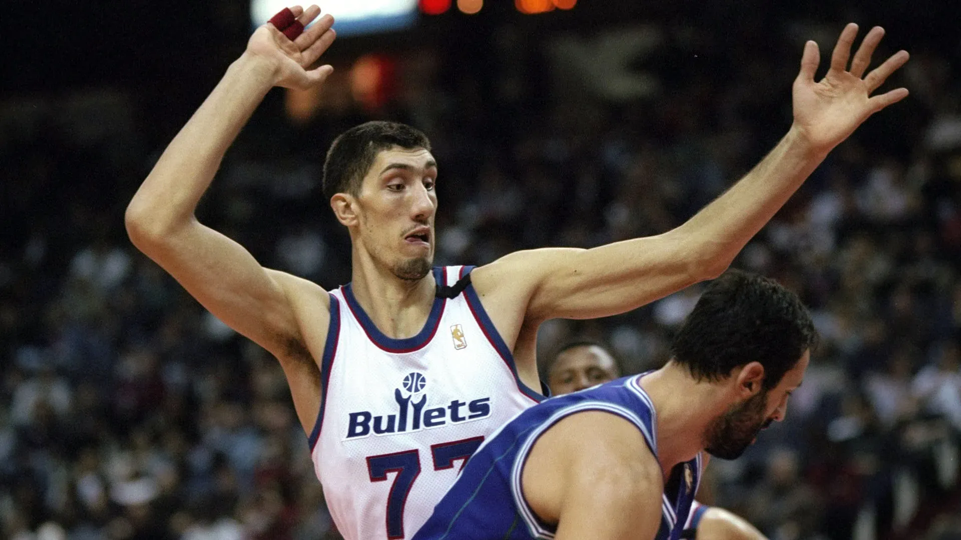 I guai fisici lo costrinsero ad abbandonare la NBA nel 2000 

