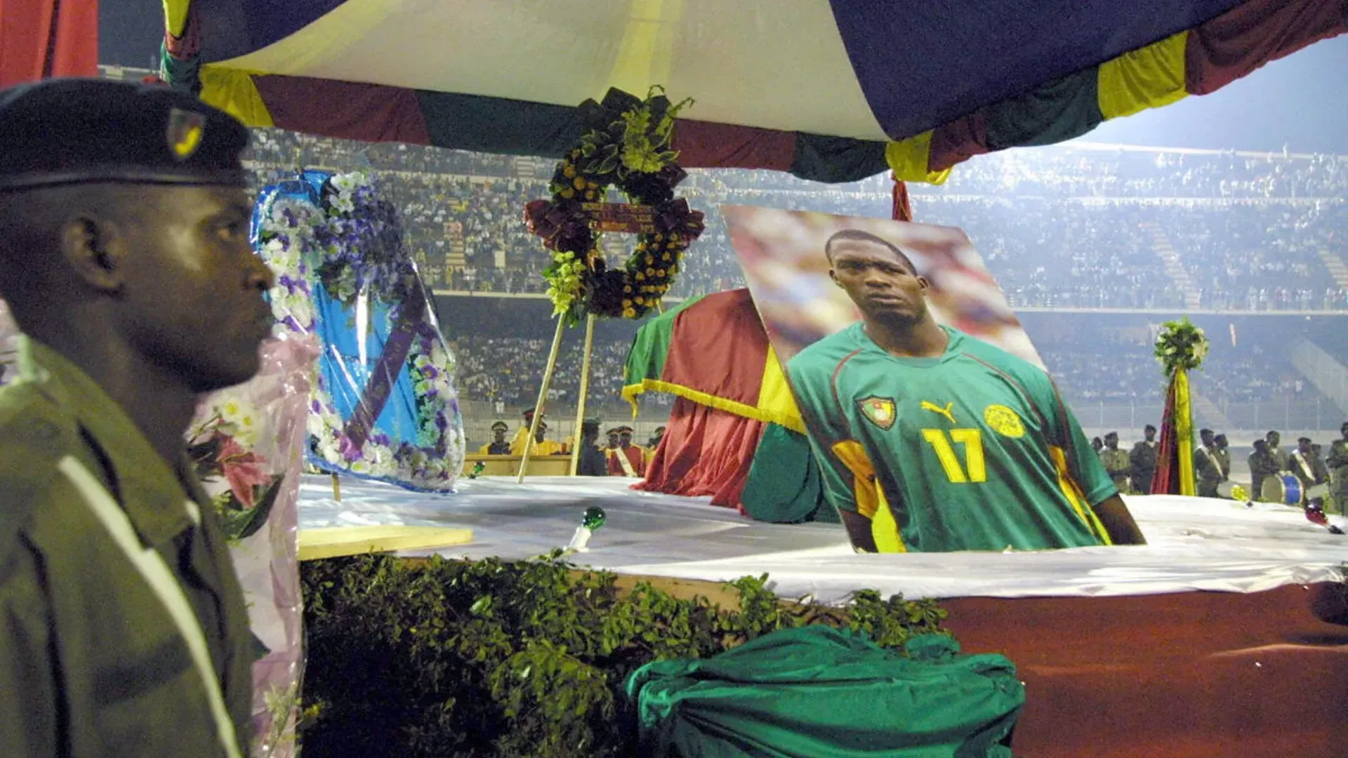 22 anni fa morì Marc-Vivien Foé: le foto di quel tragico giorno

