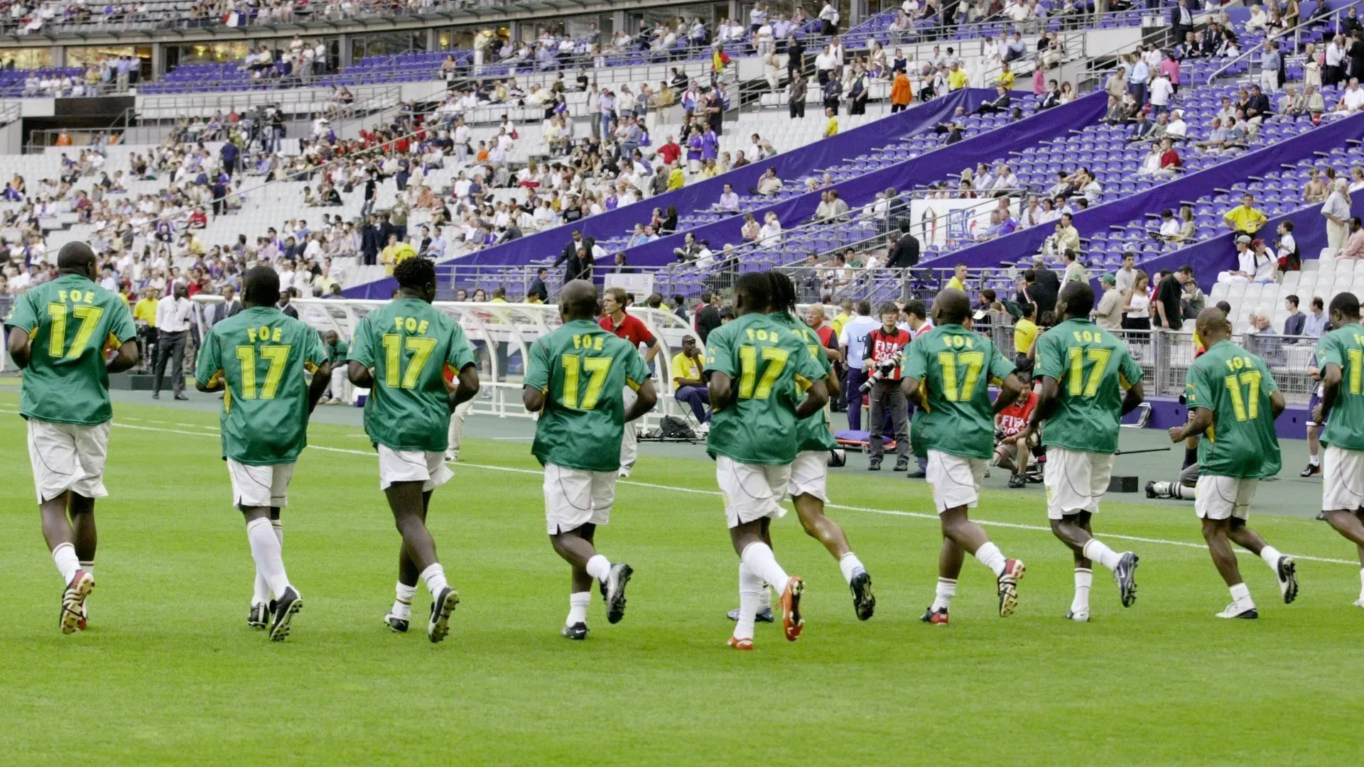 Al minuto 72 Marc-Vivien Foé si accasciò in campo e l'arbitro fece entrare subito i dottori
