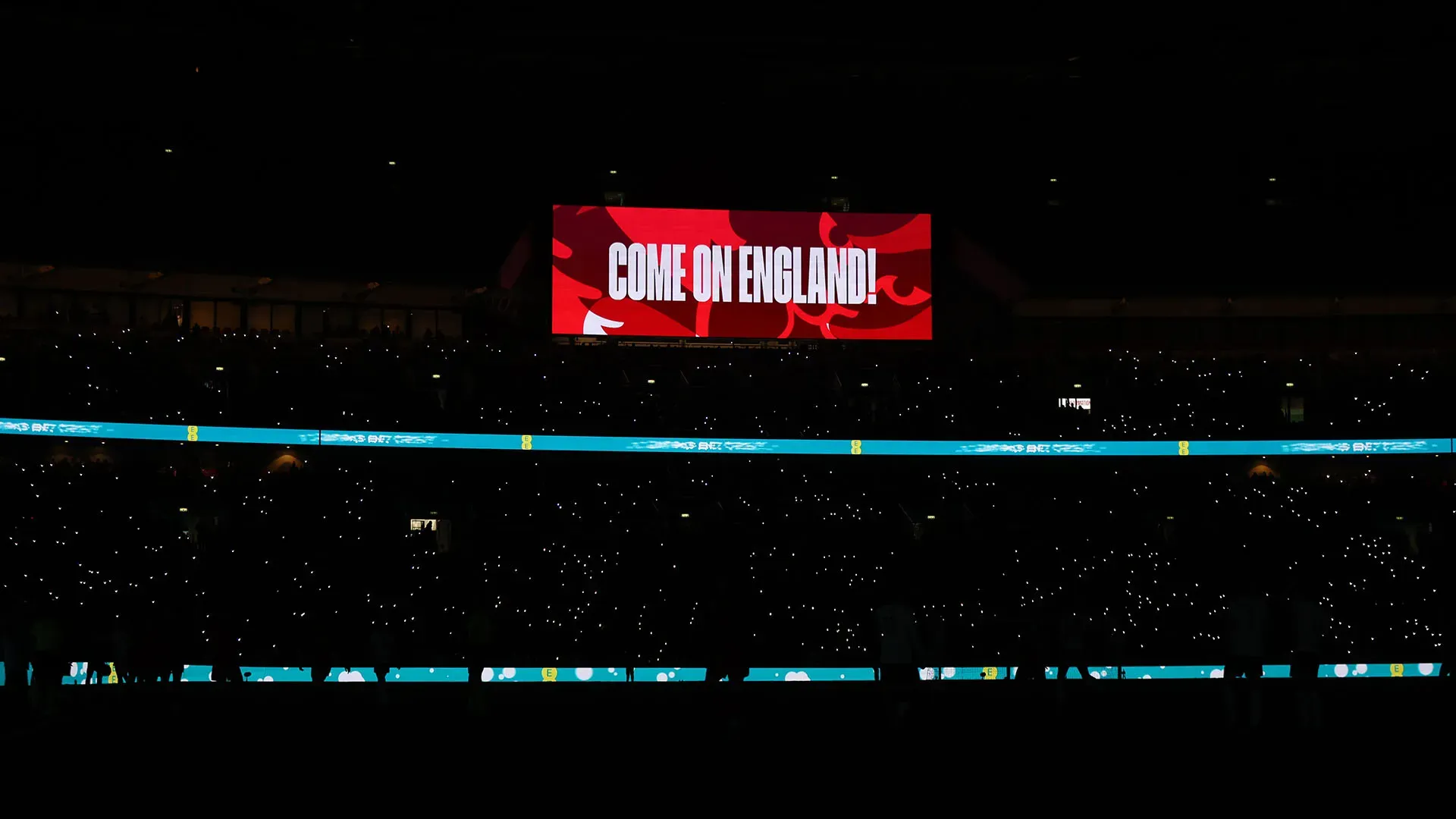 C'è stato un blackout a Wembley che ha costretto l'arbitro a interrompere la partita
