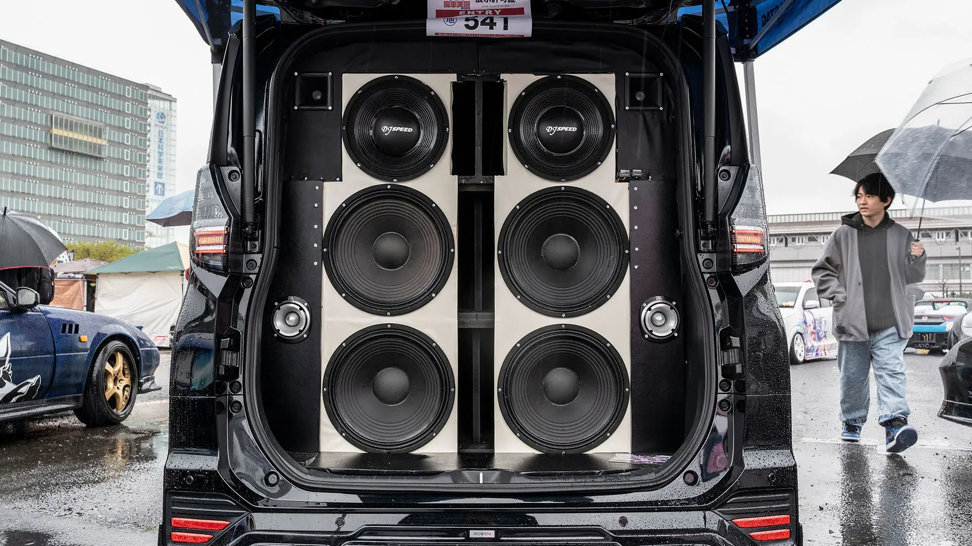 Su quest'auto hanno fatto un enorme lavoro per l'impianto musicale
