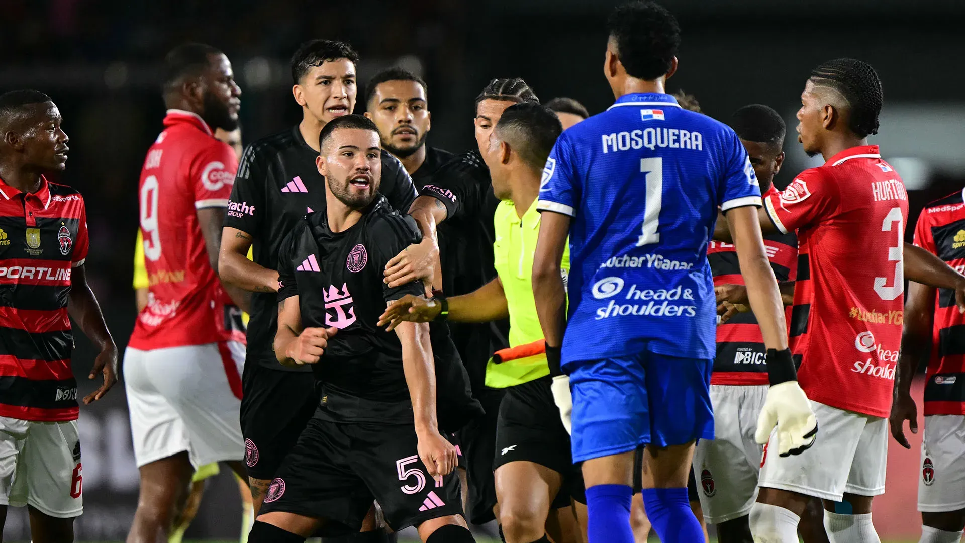 Il portiere Kevin Mosquera ha esagerato e si è scontrato con diversi avversari
