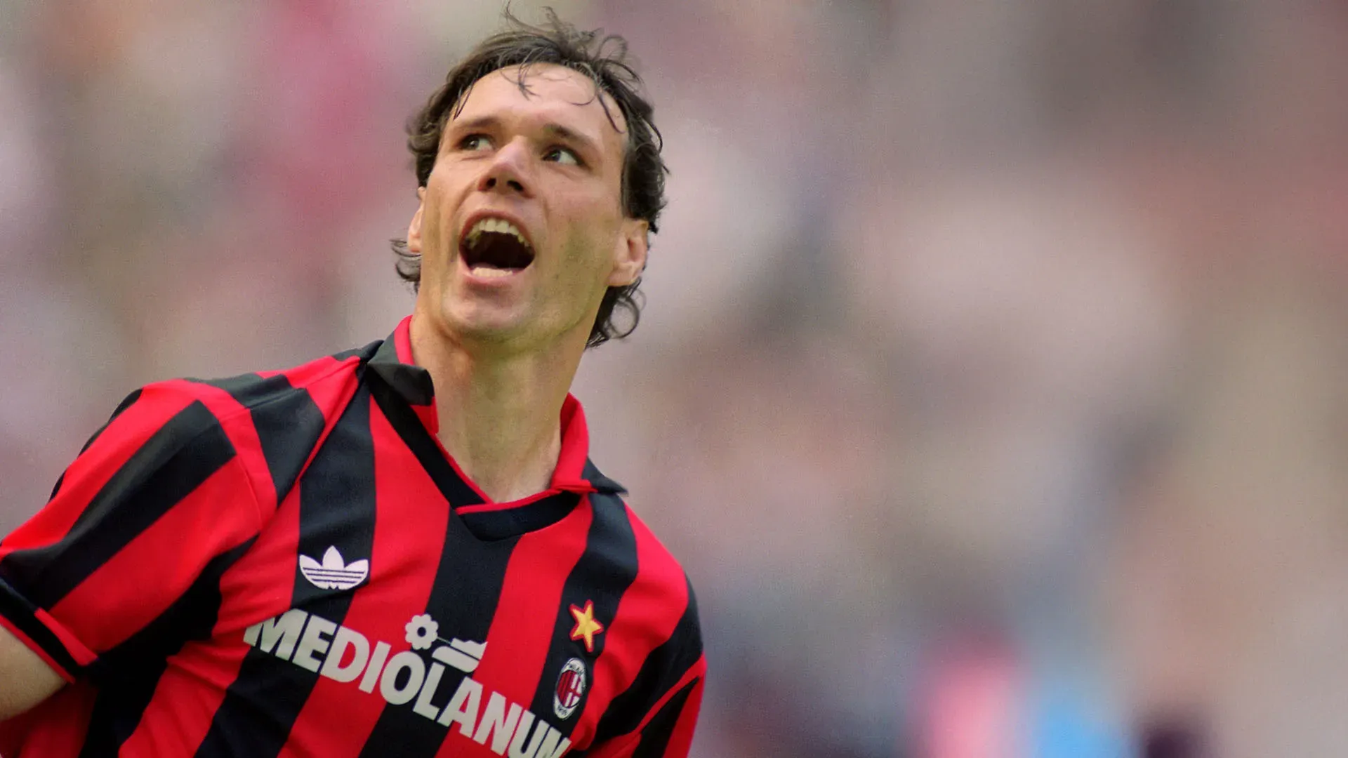 È stato il primo dei dieci calciatori a segnare una quaterna in una sola partita di Champions League
