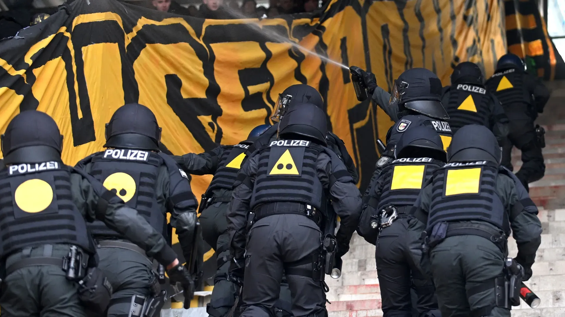 Gli ispettori della polizia sono al lavoro per individuare i responsabili
