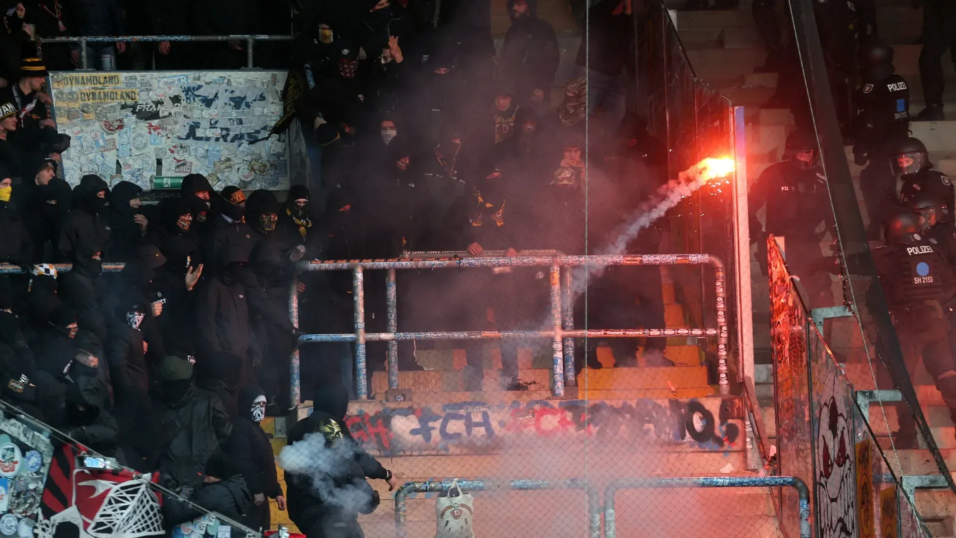 Alcuni tifosi hanno lanciato dei razzi contro gli agenti di polizia
