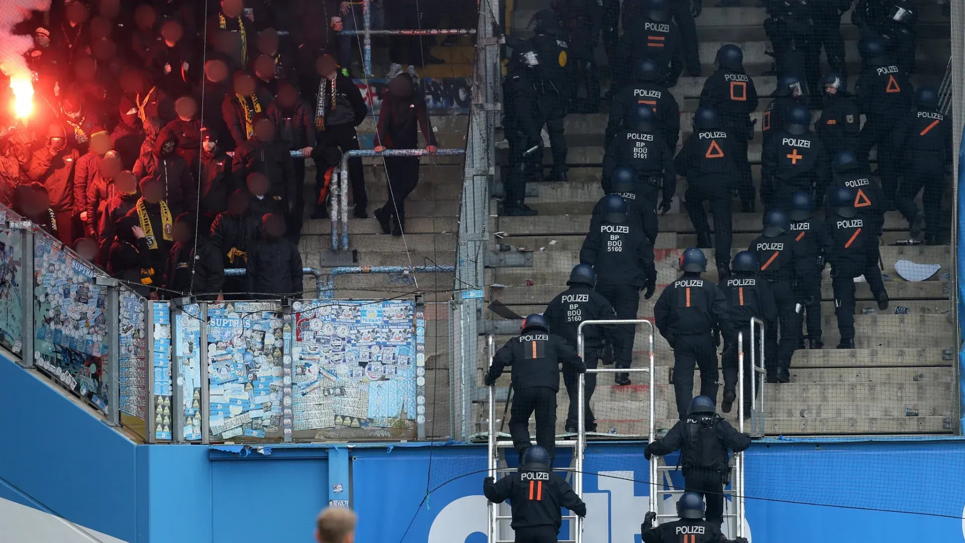 In poche ore le foto degli scontri hanno fatto il giro del web
