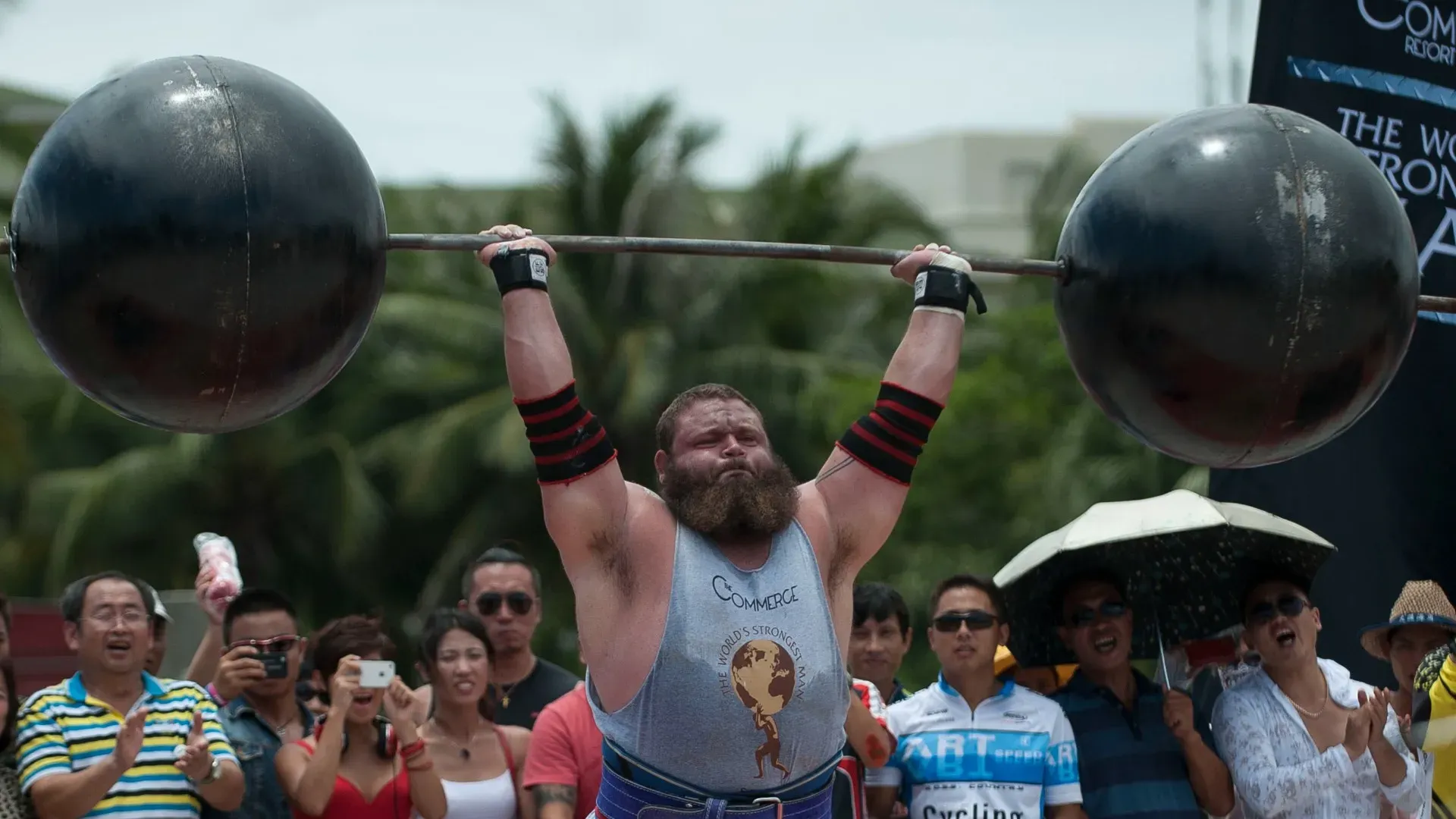 Ha il record di stacco da terra: 360 kg fatto registrare all'Arnold Australia del 2015
