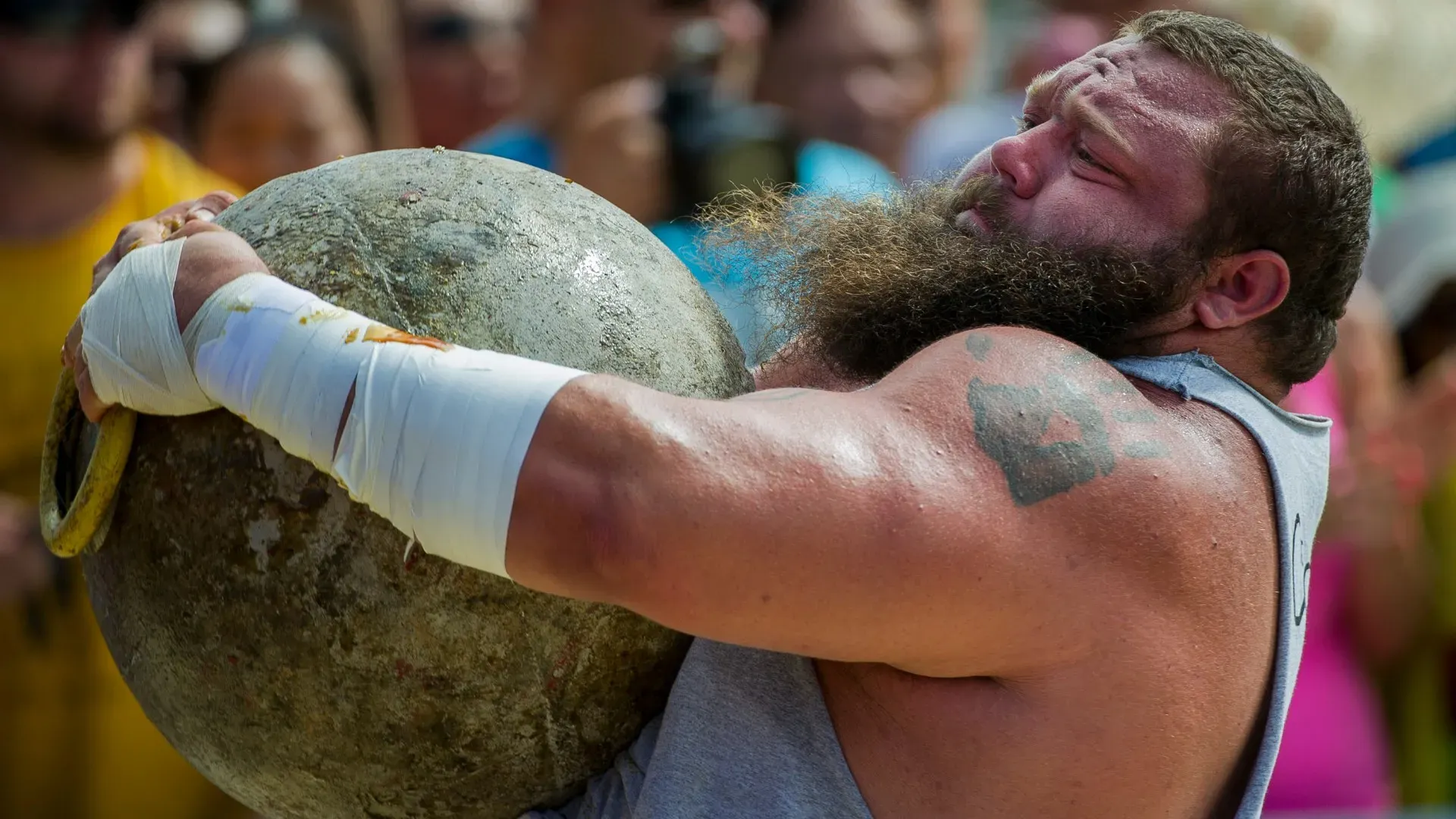 Robert Oberst, le foto del gigante che sposta i camion
