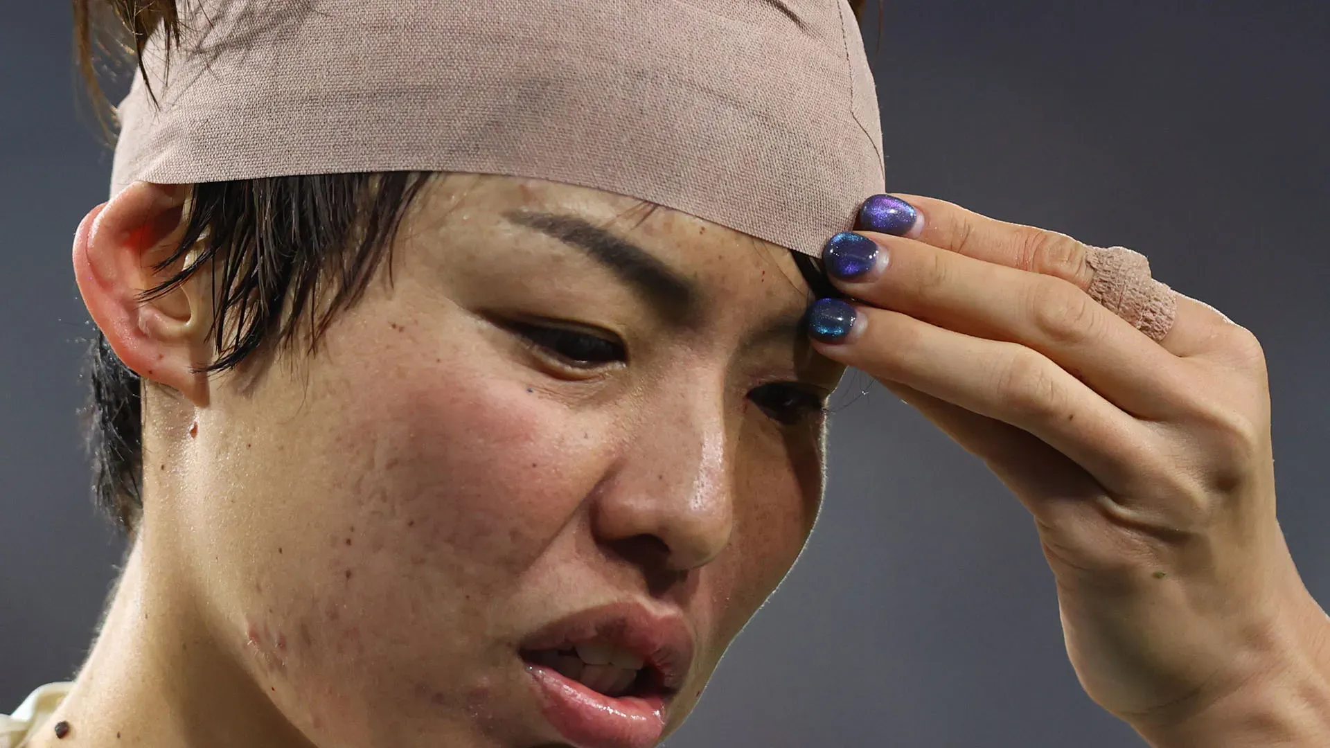 Il sangue non la ferma: le foto dell'eroica Saki Kumagai
