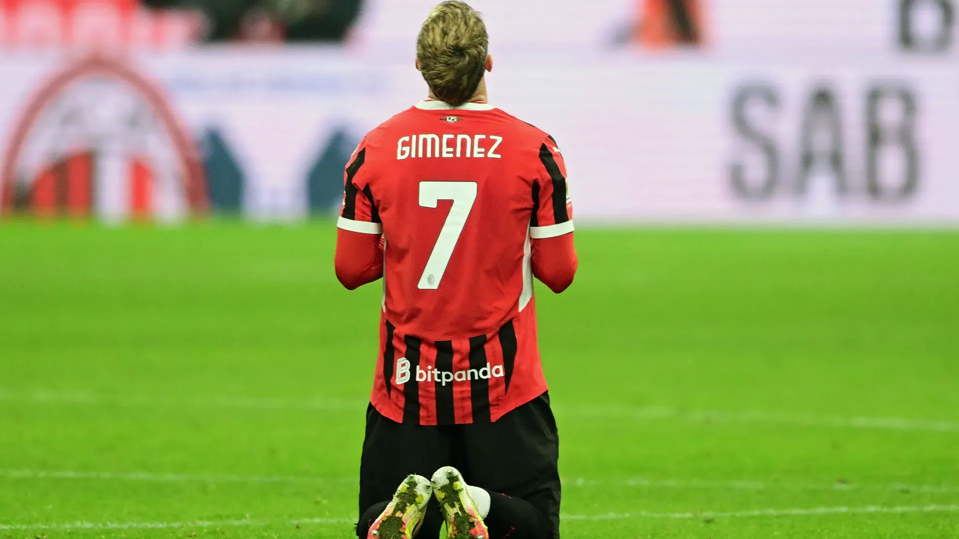 Santiago Gimenez è stato accolto da un enorme boato nel momento del suo ingresso in campo
