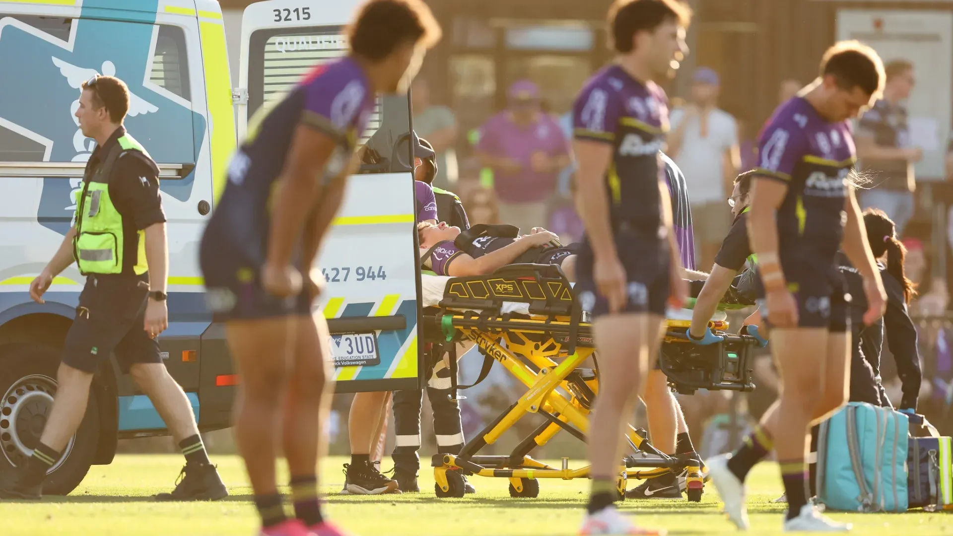 Hugo Peel è stato curato in campo ma i medici l'hanno poi caricato in ambulanza
