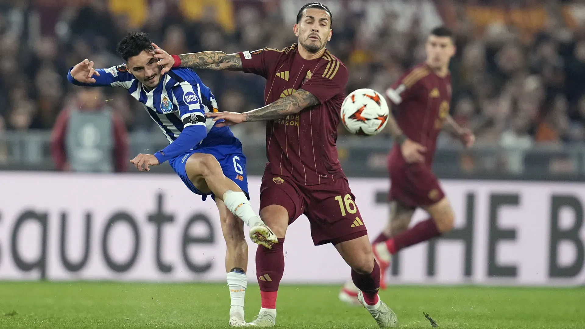 Richiamato al VAR, l'arbitro ha rivisto le immagini del pugno di Eustáquio 
