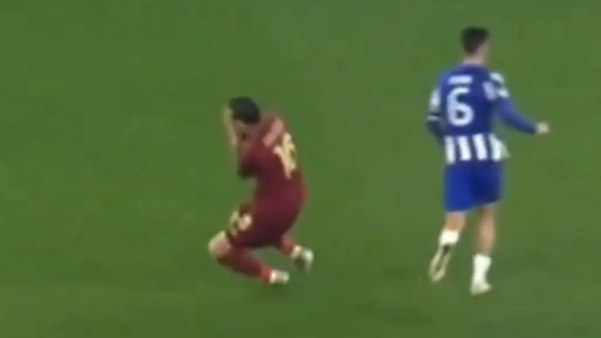 L'arbitro si è accorto del romanista a terra e ha interrotto il gioco
