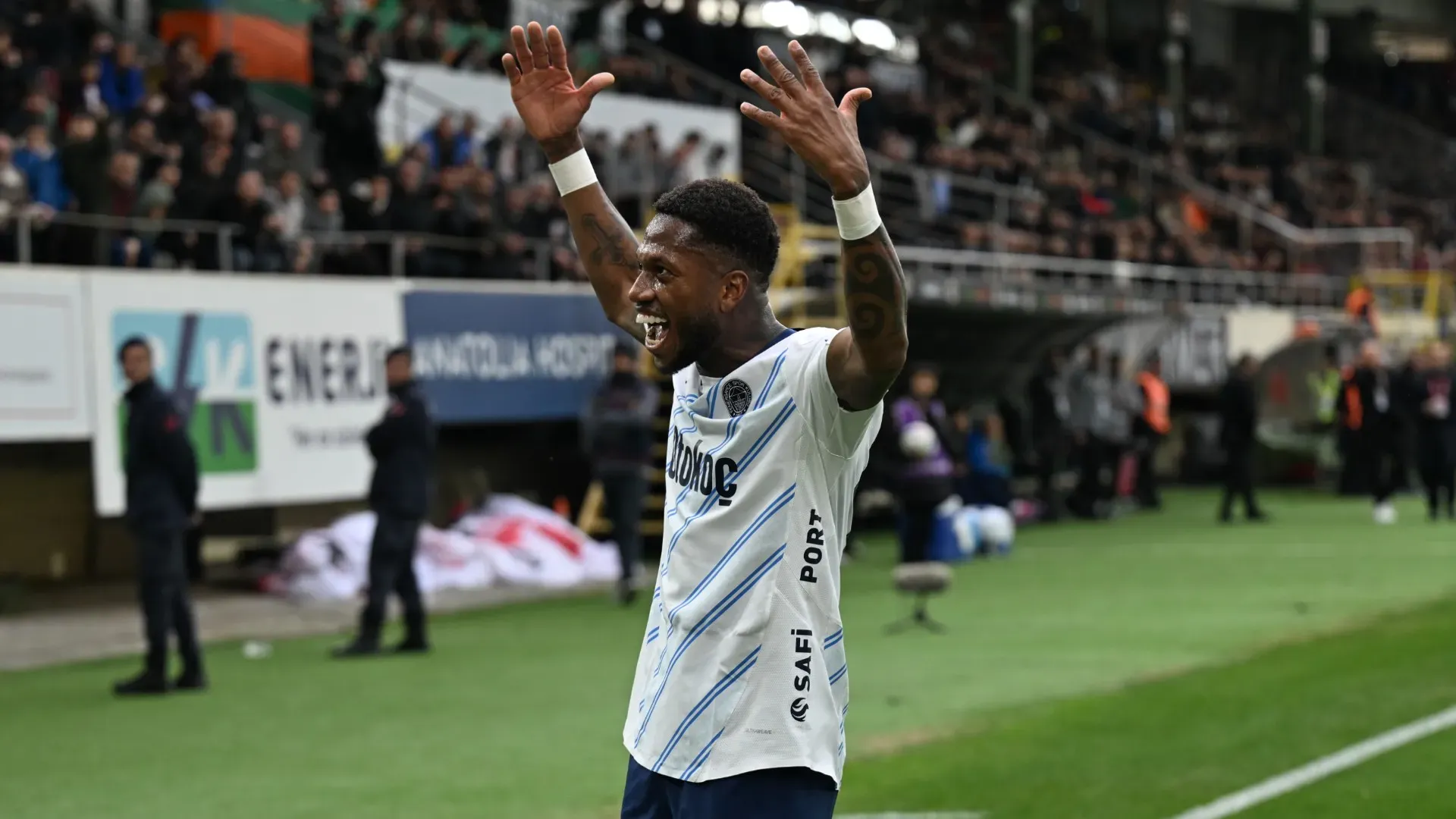 Fred ha invece pensato bene di istigare ulteriormente i tifosi avversari
