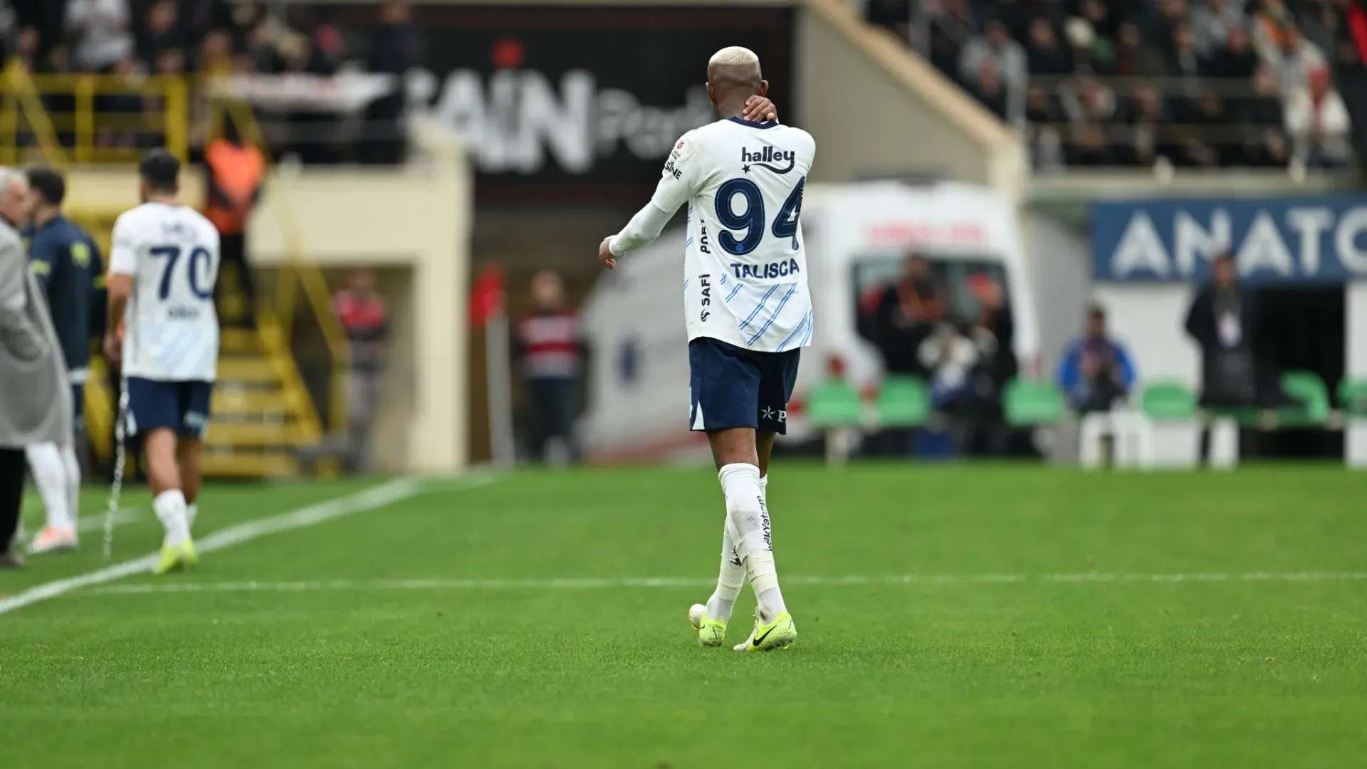 Il calciatore, dopo le cure dei medici, ha potuto continuare la partita
