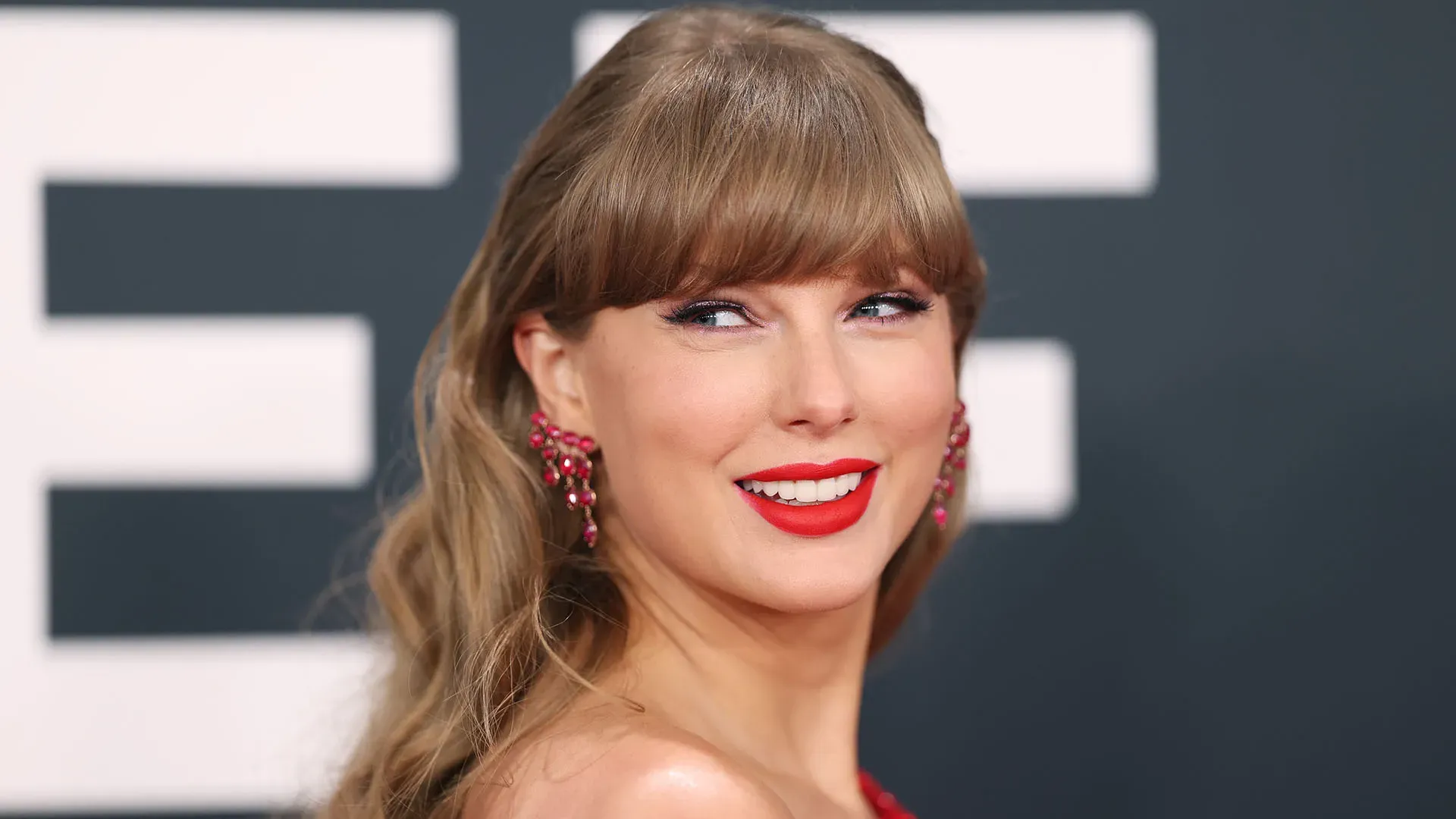 Le indiscrezioni riportano che Kelce abbia regalato alla Swift una serie di oggetti di lusso, tra cui collane, vestiti e orologi d'oro