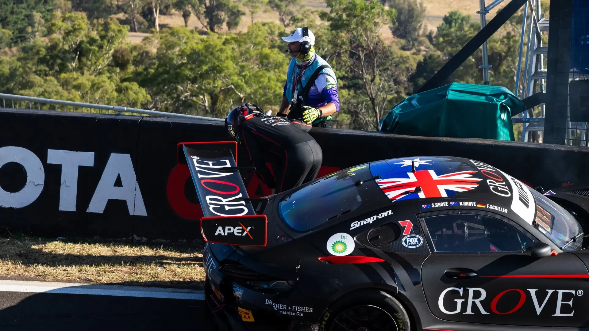 Il proprietario del team Supercars and GT Racing è stato poi portato al centro medico a bordo pista
