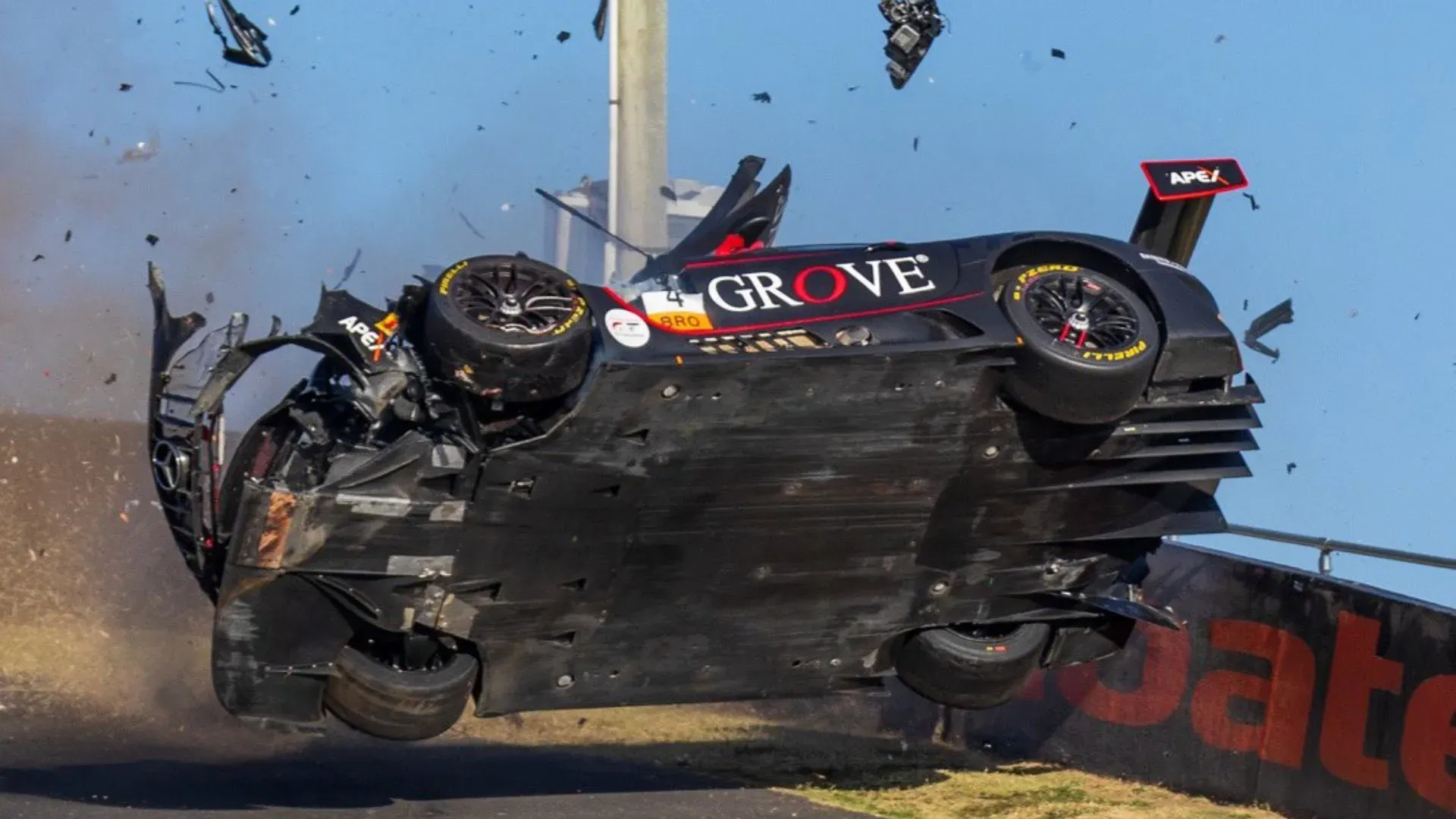 Pilota scampato alla tragedia: le foto
