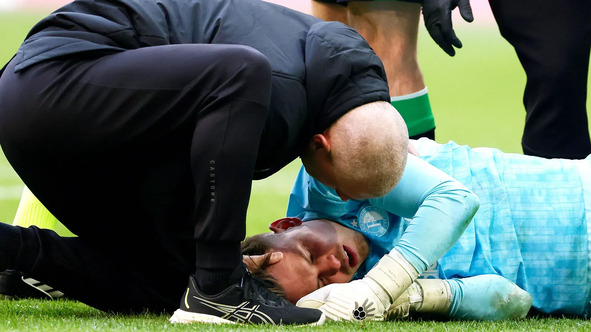 Lo staff medico è intervenuto subito in campo per verificare le condizioni del portiere
