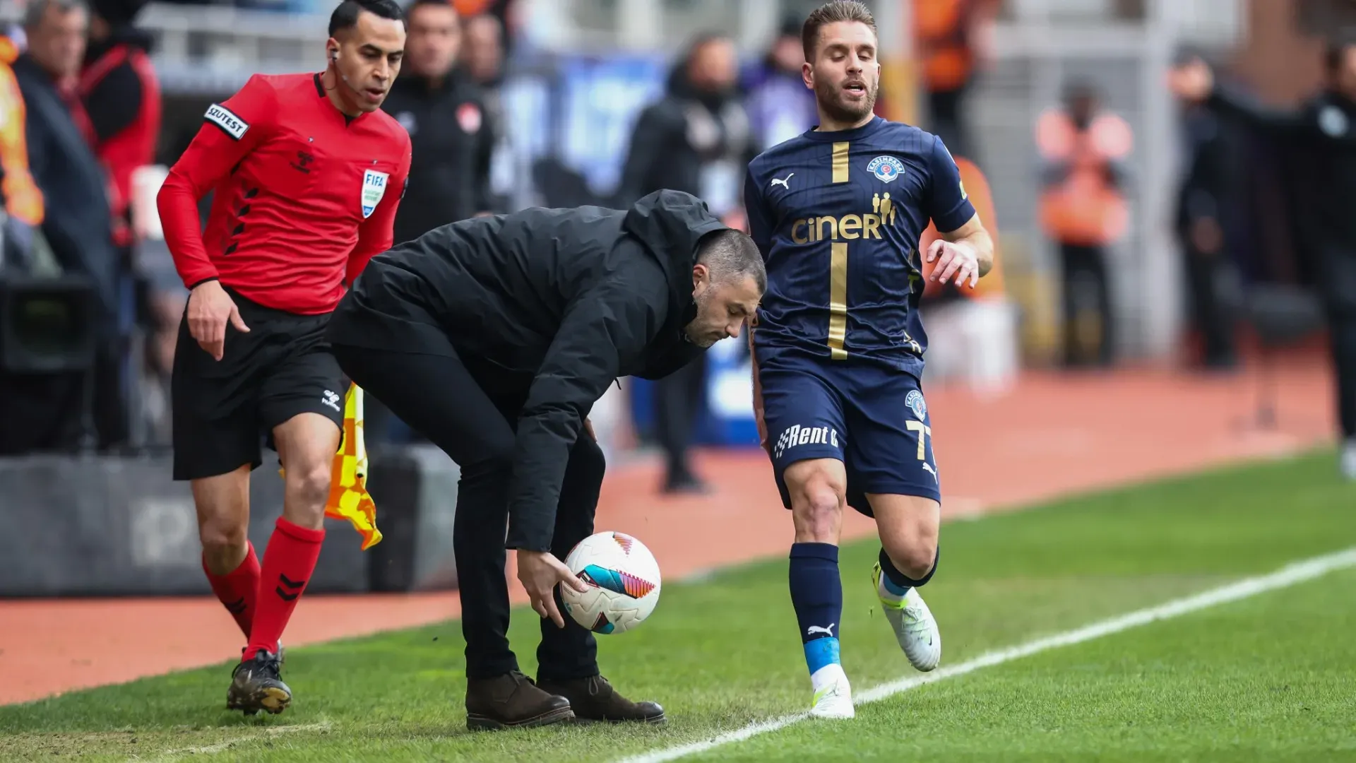Yilmaz sosteneva che il pallone fosse già uscito dal campo
