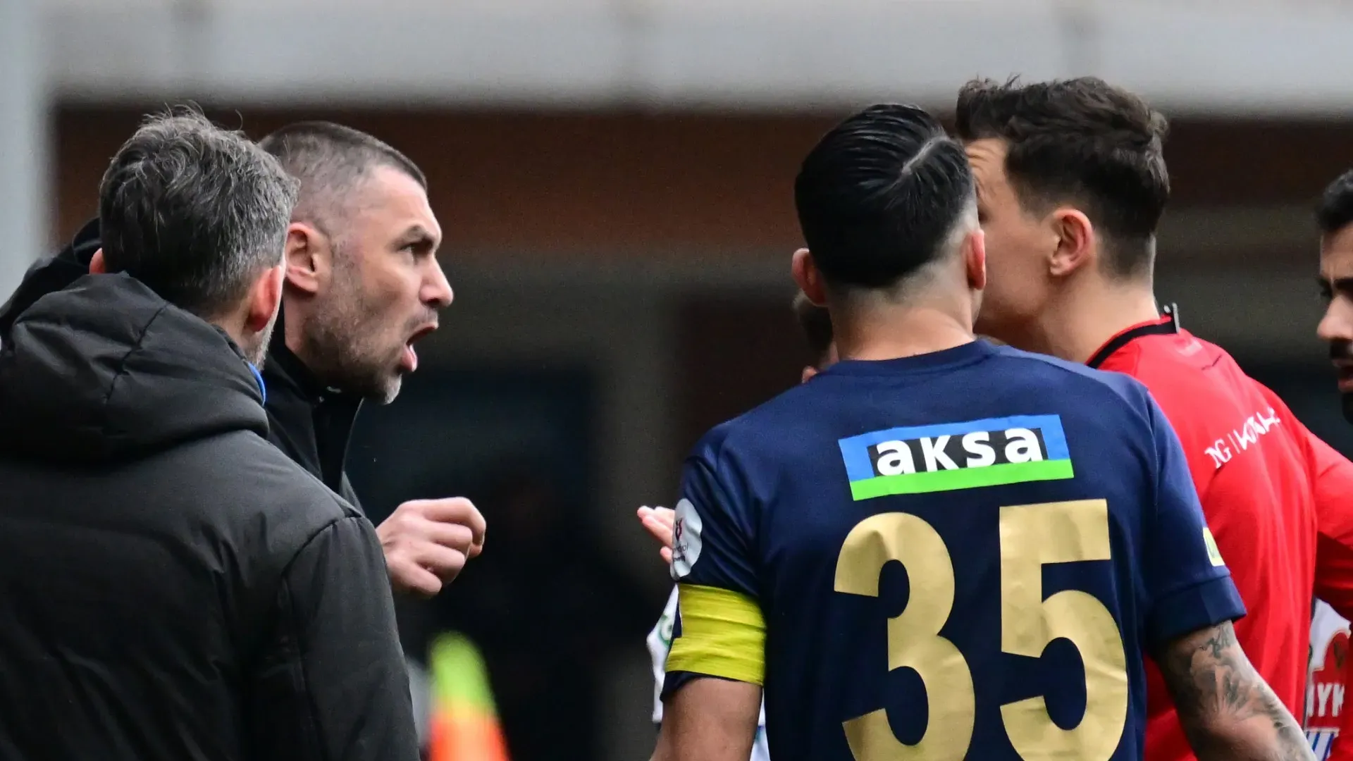 Un gesto assurdo che l'allenatore ha anche provato a giustificare
